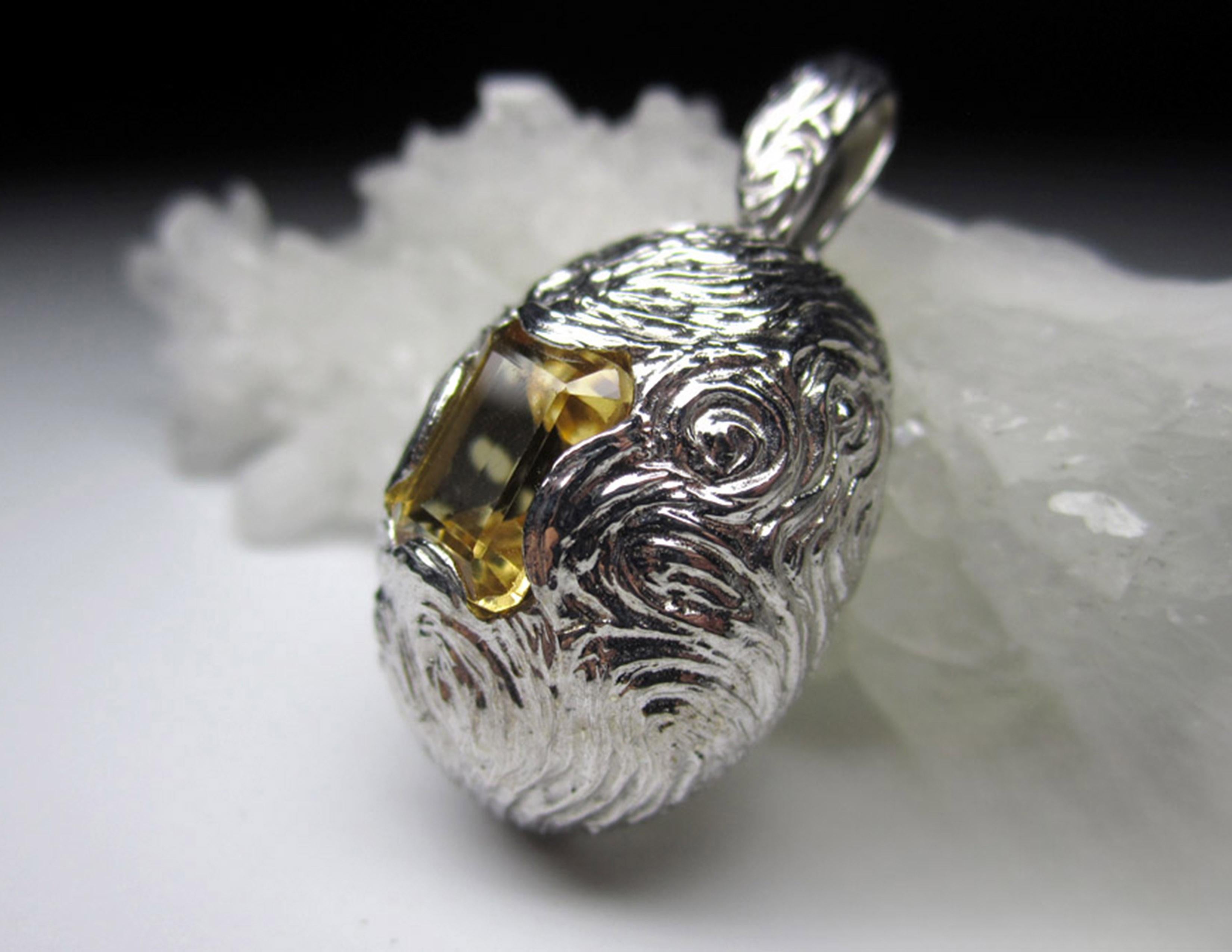 Ciondolo in argento con Citrino naturale in un classico ottagono/smeraldo  taglio
Origine del citrino - Brasile
Misure del citrino - 0,16 х 0,28 х 0,35 in / 4 х 7 х 9 mm
Peso del citrino - 2,1 ct
Peso del ciondolo - 7.92 grammi
altezza del pendente