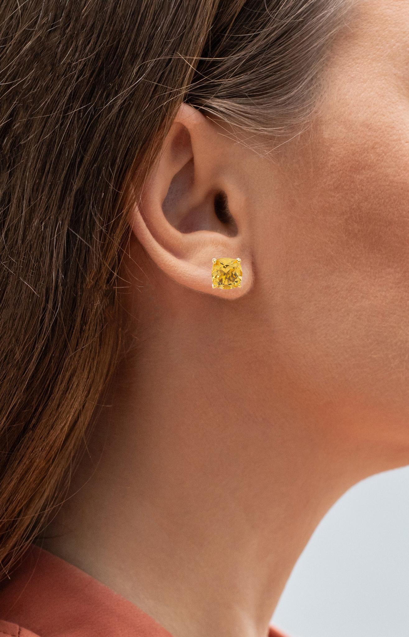 Il est accompagné d'une évaluation gemmologique par la GIA (GG/AJP).
Toutes les pierres précieuses sont d'origine naturelle
2 Citrines = 5.90 Carats
Traitement : Chaleur
Métal : argent sterling plaqué or jaune 24K
Poteau avec dos de