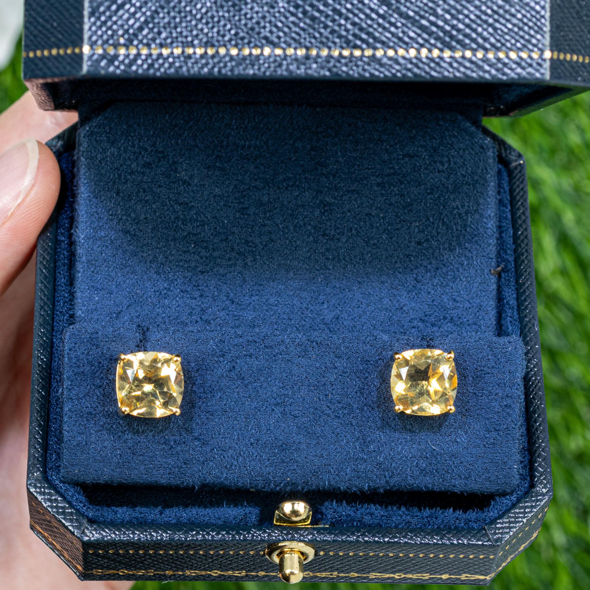 Taille coussin Clous d'oreilles en argent plaqué jaune 24 carats avec citrine 5,90 carats au total en vente