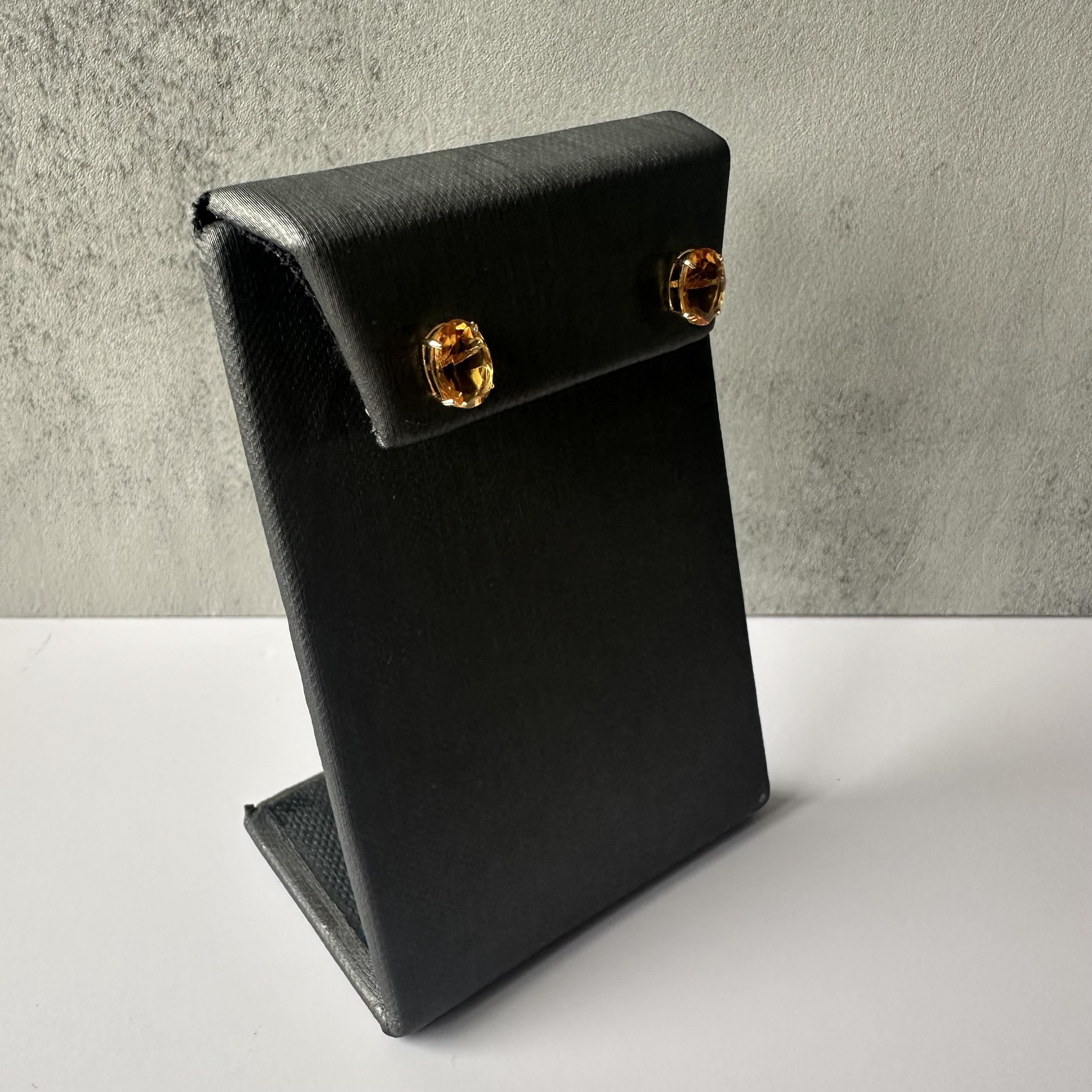 Ces étonnants clous d'oreilles en or jaune 14 carats sont ornés de citrines ovales de 8 x 6 mm, offrant une explosion de couleurs éclatantes. Parfaits pour le quotidien ou les occasions spéciales, ces clous ajouteront une touche de soleil à