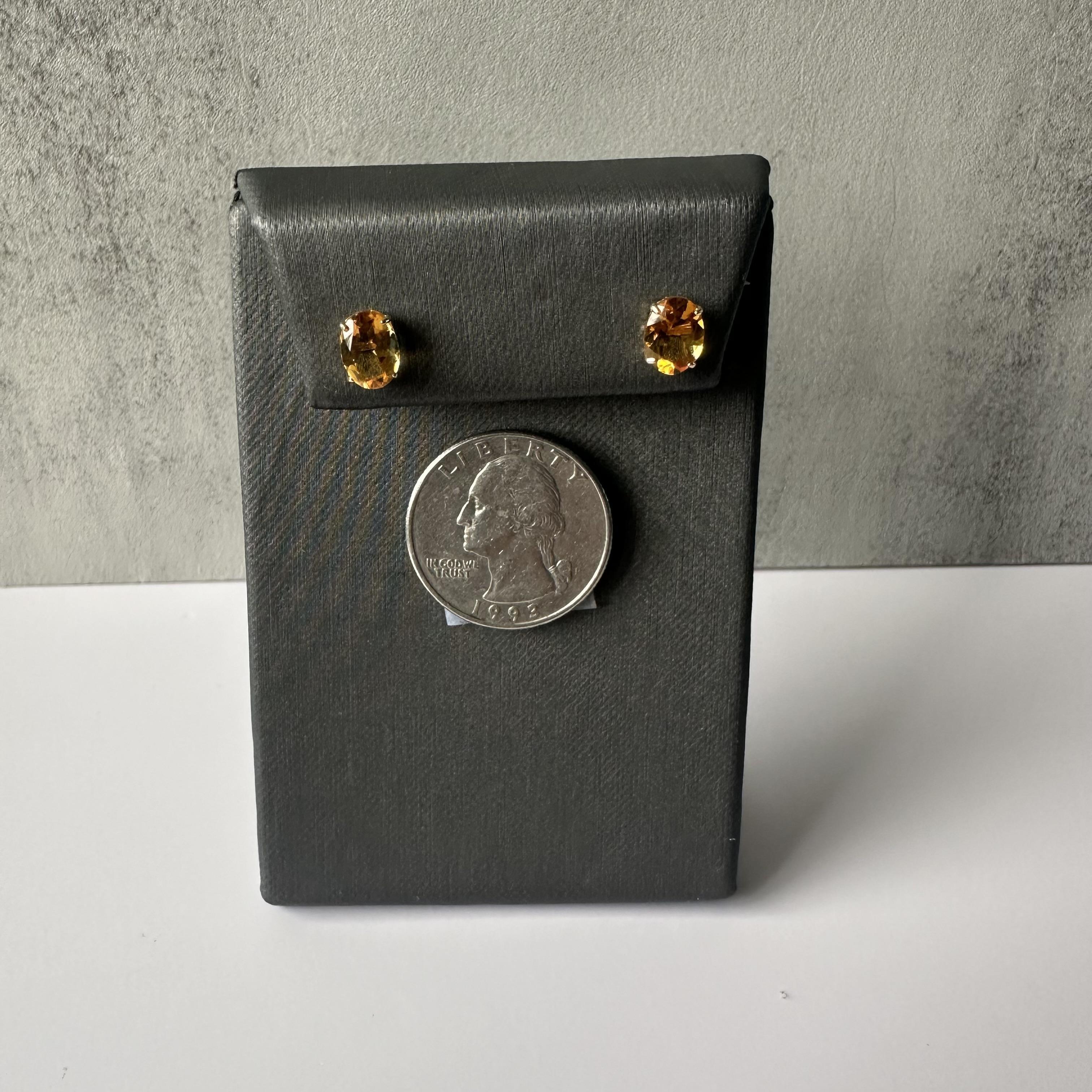 Clous d'oreilles ovales en or jaune 14 carats, 8 x 6 mm, avec fermoirs à poussoir, 0,8 gramme, neuf Neuf - En vente à West Hempstead, NY