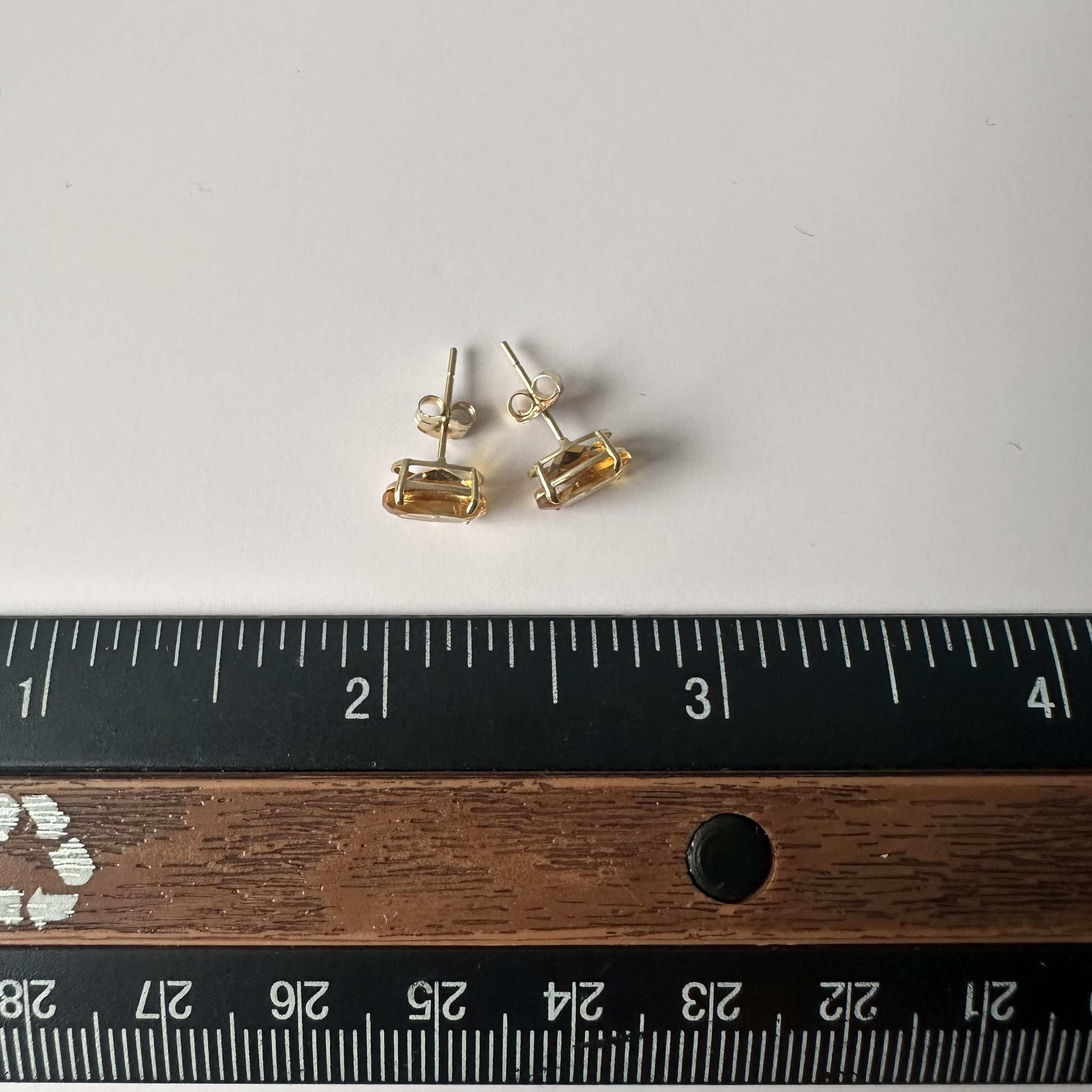 Clous d'oreilles ovales en or jaune 14 carats, 8 x 6 mm, avec fermoirs à poussoir, 0,8 gramme, neuf Pour femmes en vente