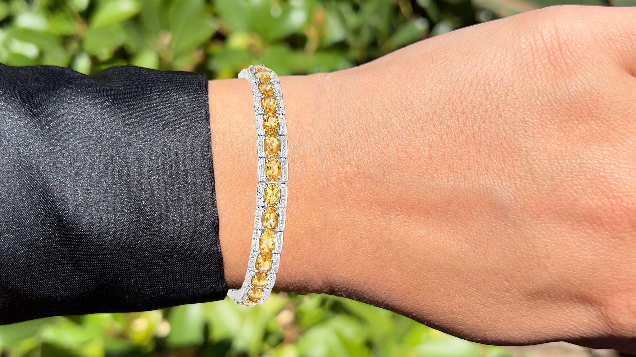 Il est accompagné d'une évaluation gemmologique par la GIA (GG/AJP).
Toutes les pierres précieuses sont naturelles.
29 Citrines = 12,45 Carats
Métal : Argent sterling plaqué rhodium
Longueur : 7 pouces
Il peut être raccourci sur demande