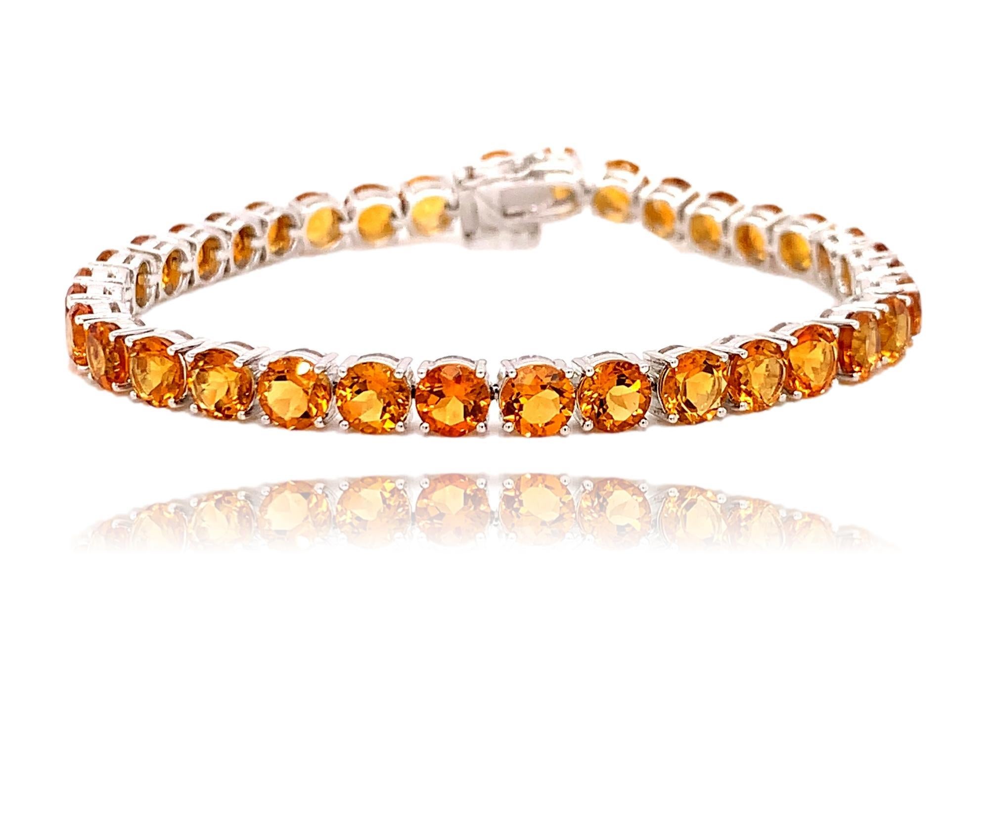 Ce magnifique bracelet de tennis en or blanc 10K avec 35 citrines rondes de 5,0 mm de diamètre est serti sur 4 anneaux. Le bracelet mesure 7