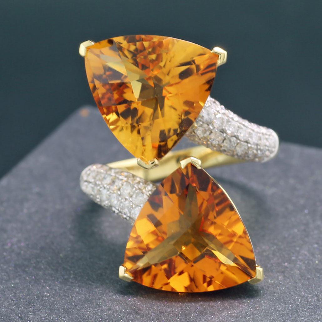 what a cocktail ring in the form of two large open ends with citrine trapezoids, total approx. 11.6 ct, wears very well and stands out, new production, set with full-cut diamonds in the ring shoulders, total 0.80 ct, W (White)/ SI-P (small