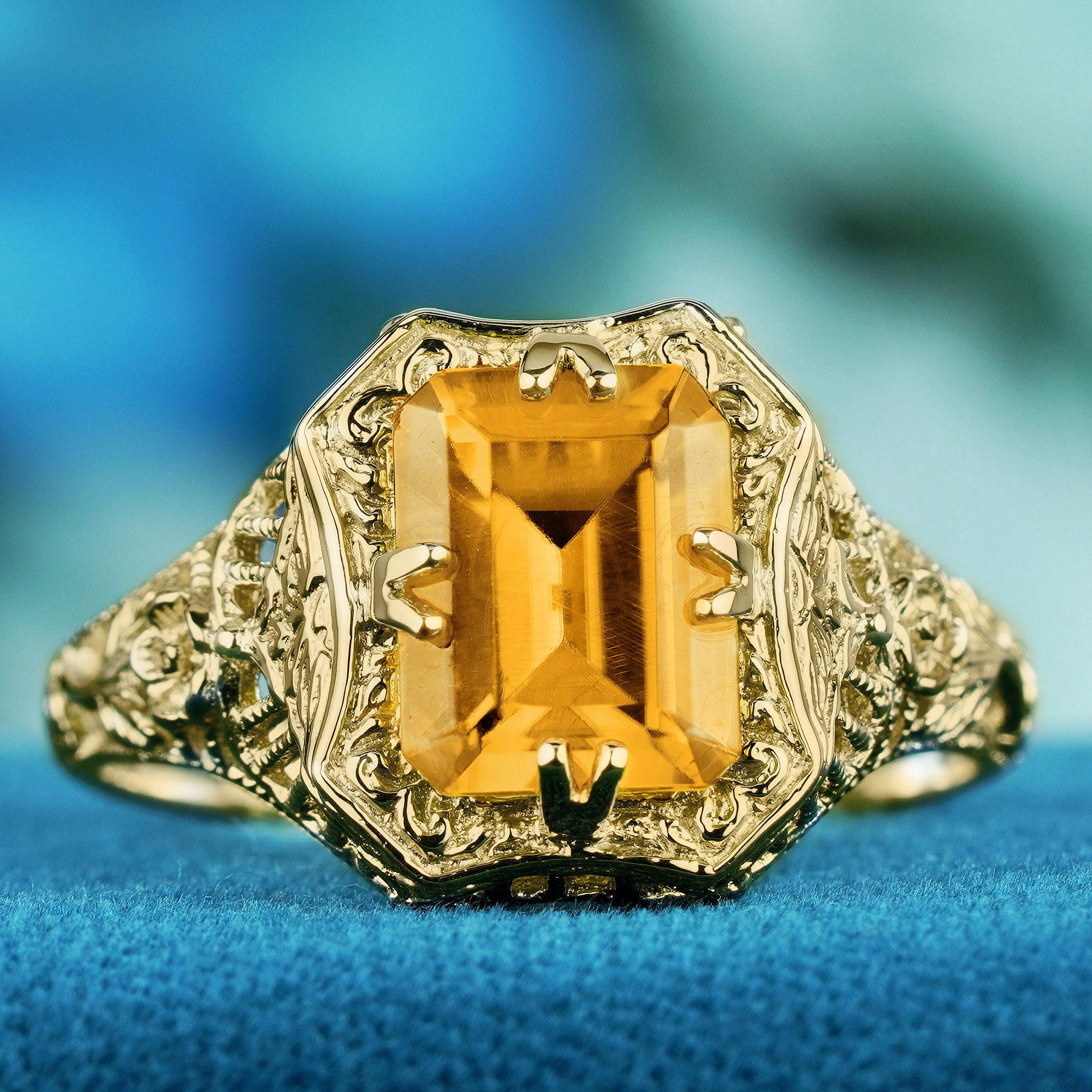 Questo anello in filigrana stile vintage con citrino naturale in oro giallo massiccio 9 carati è il perfetto connubio tra bellezza classica e raffinatezza moderna. L'imponente citrino al centro brilla di una calda luce dorata, simbolo di positività