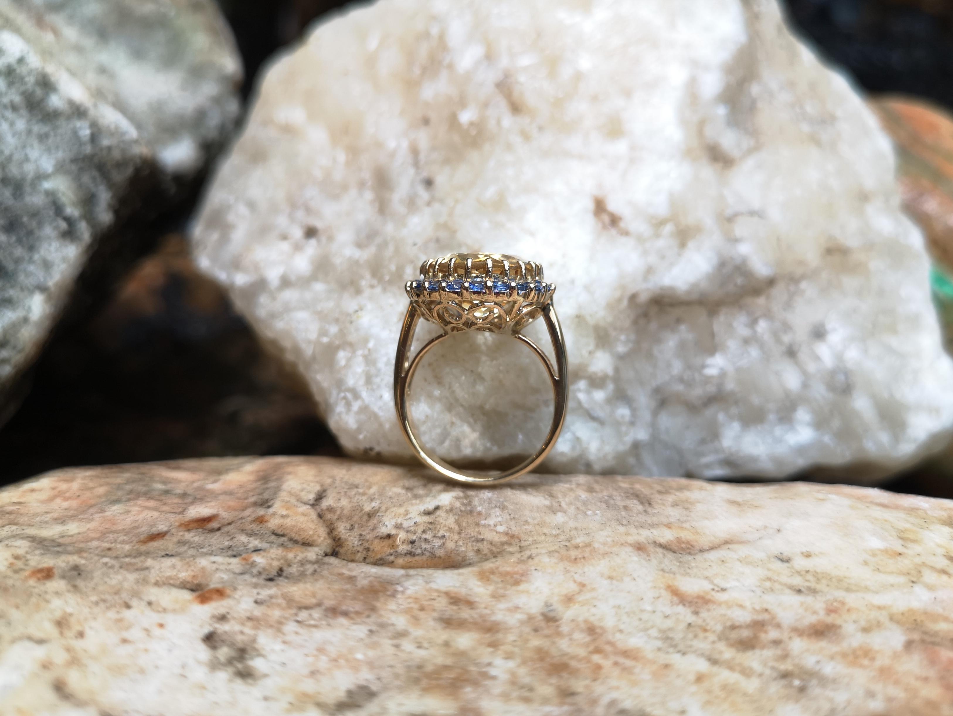 Citrin mit blauem Saphir Ring in 18 Karat Goldfassungen gefasst (Ovalschliff) im Angebot