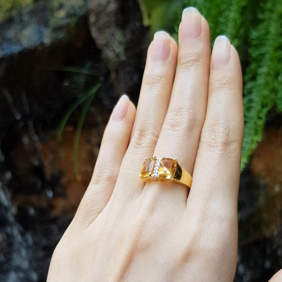 Citrine 2,64 carats et diamant 0,05 carat Bague en or 18 carats

Largeur :  1.6 cm 
Longueur : 0.8 cm
Taille de l'anneau : 54
Poids total : 7,49 grammes

