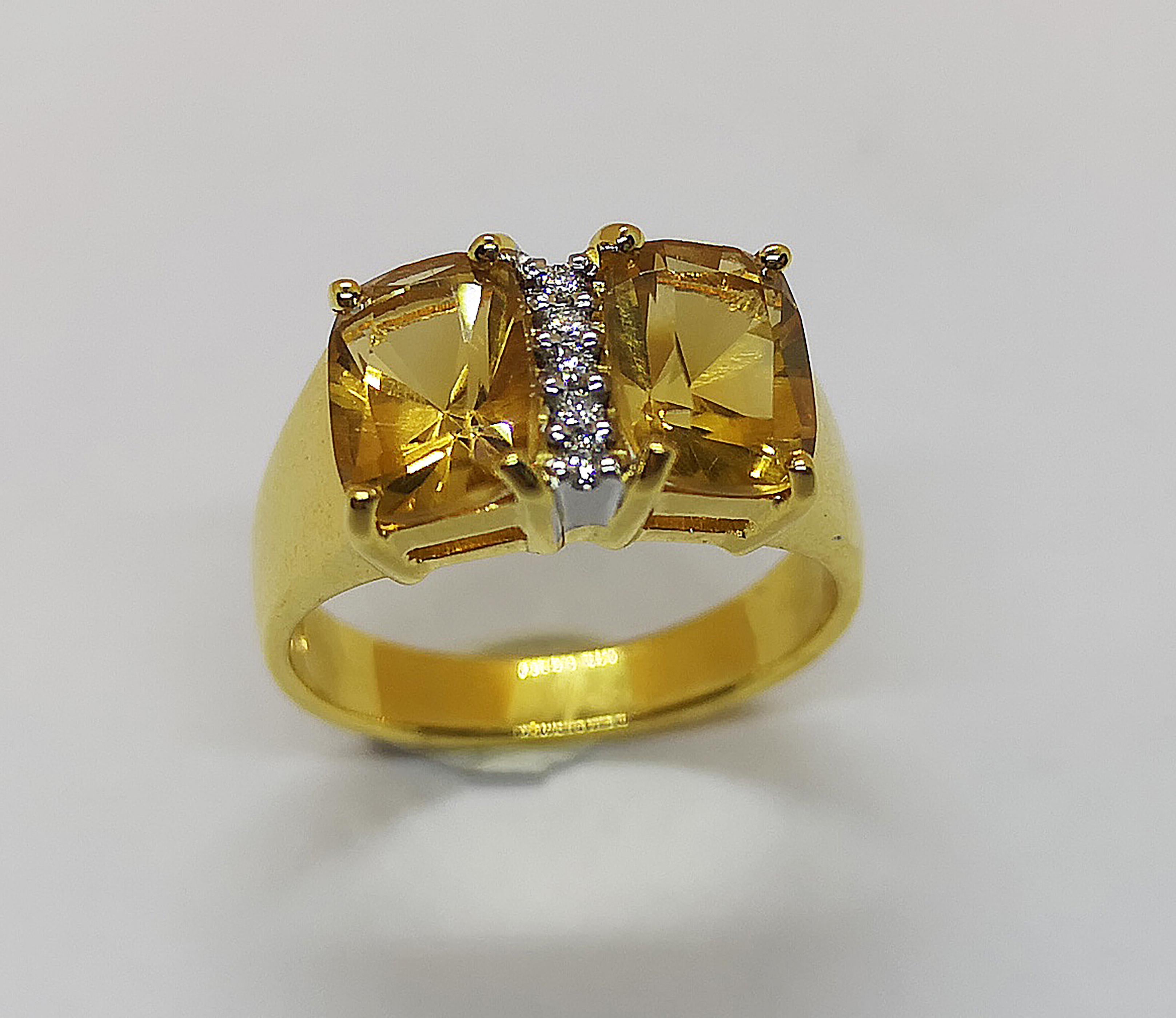 Taille coussin Bague en or 18 carats avec citrine et diamant en vente