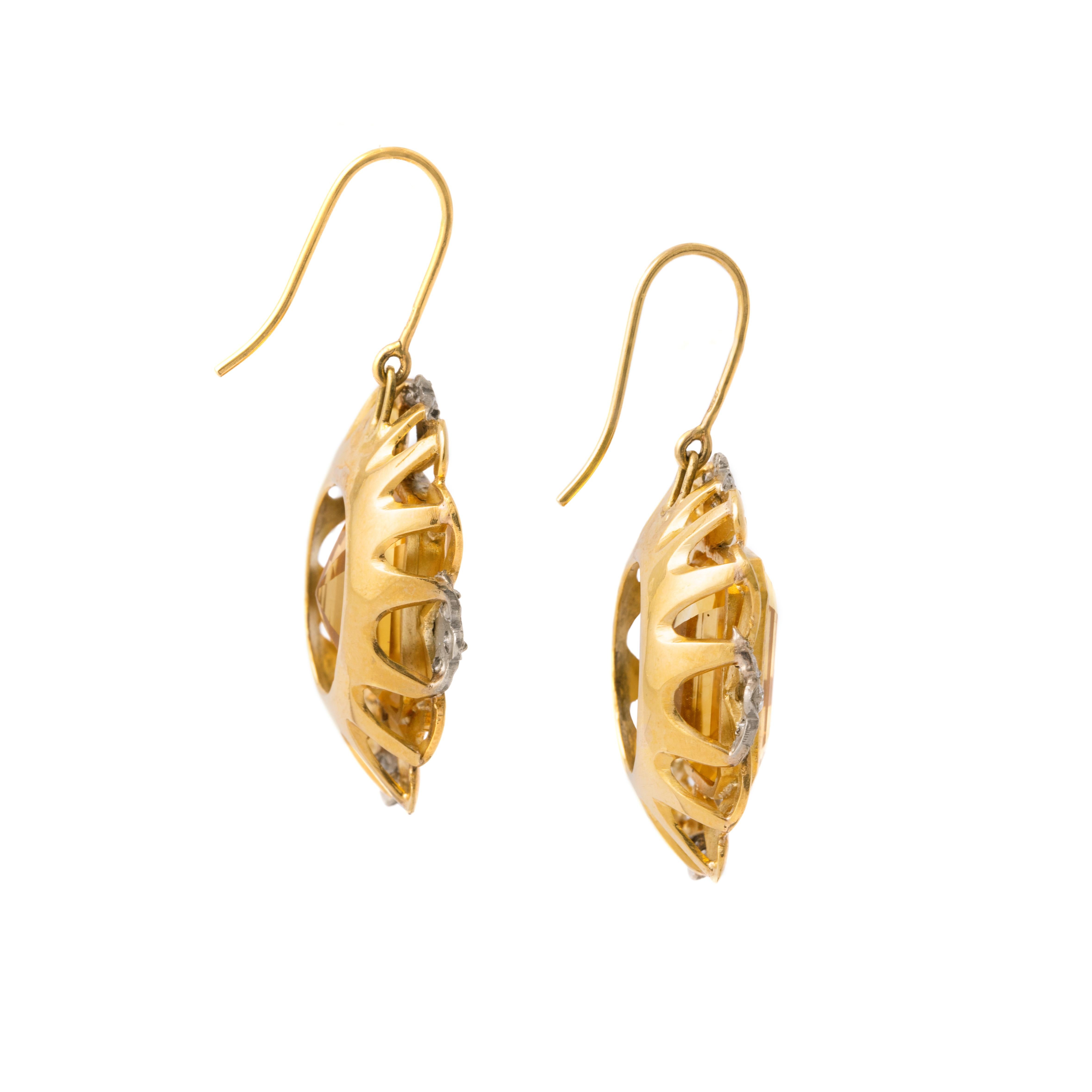 Ciondoli per orecchie in oro giallo citrino. 
Metà del XX secolo.

Altezza totale: circa 3.60 centimetri.
Larghezza totale: circa 1.90 centimetri.
Peso totale: 13,76 grammi.