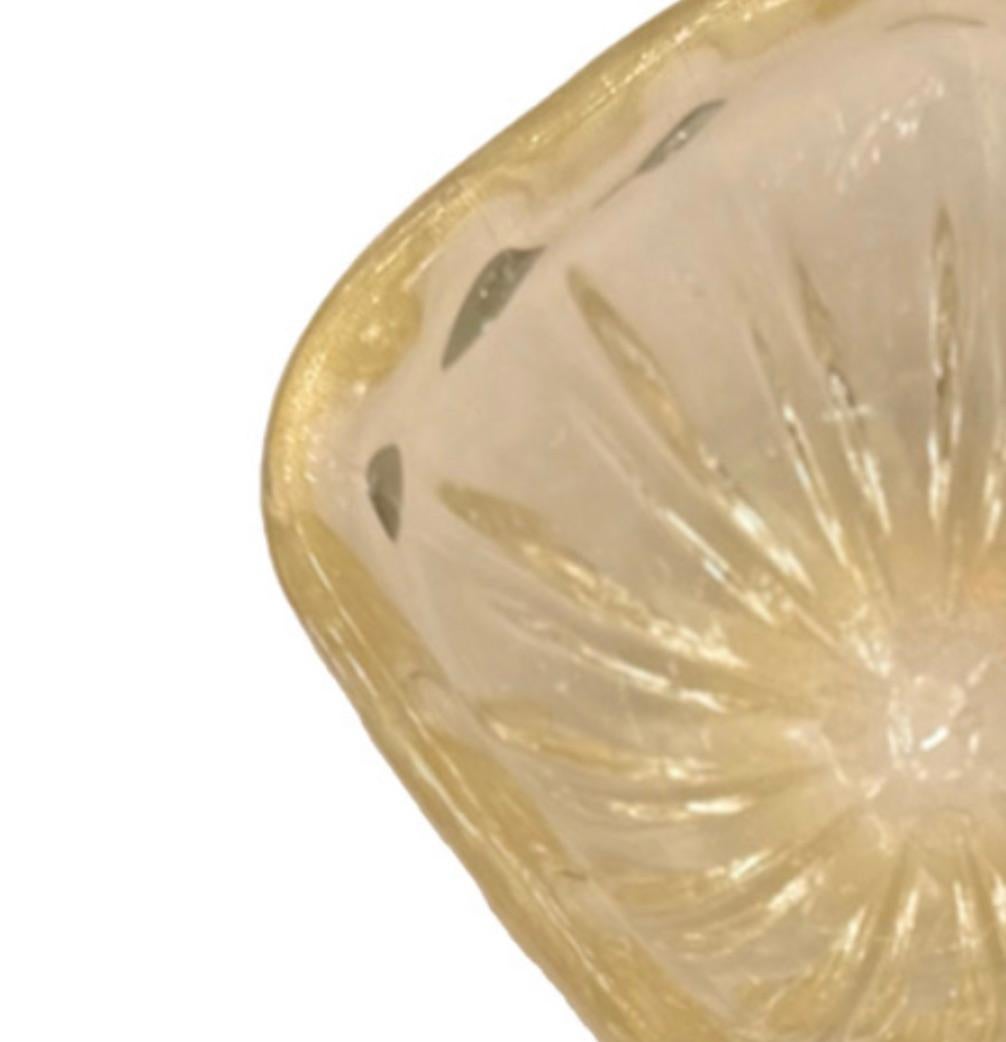 Diese von erfahrenen Handwerkern aus Murano handgefertigte Glasschale zeigt die leuchtenden Farben und komplizierten Details, die die Tradition der Glasherstellung auf der Insel kennzeichnen. Diese zitronengelbe Rigadonglasschale verleiht jedem Raum
