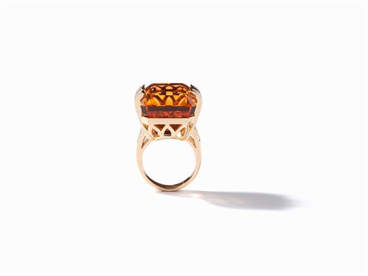 Cushion Cut great 48 ct Citrine Ring and 32 Brilliants, 18 Carat Gold For Sale
