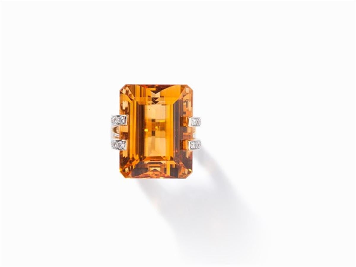 great 48 ct Citrine Ring and 32 Brilliants, 18 Carat Gold In New Condition For Sale In Bad Kissingen, DE