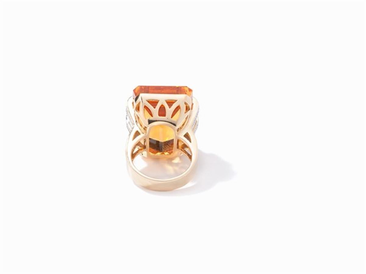 great 48 ct Citrine Ring and 32 Brilliants, 18 Carat Gold For Sale 1