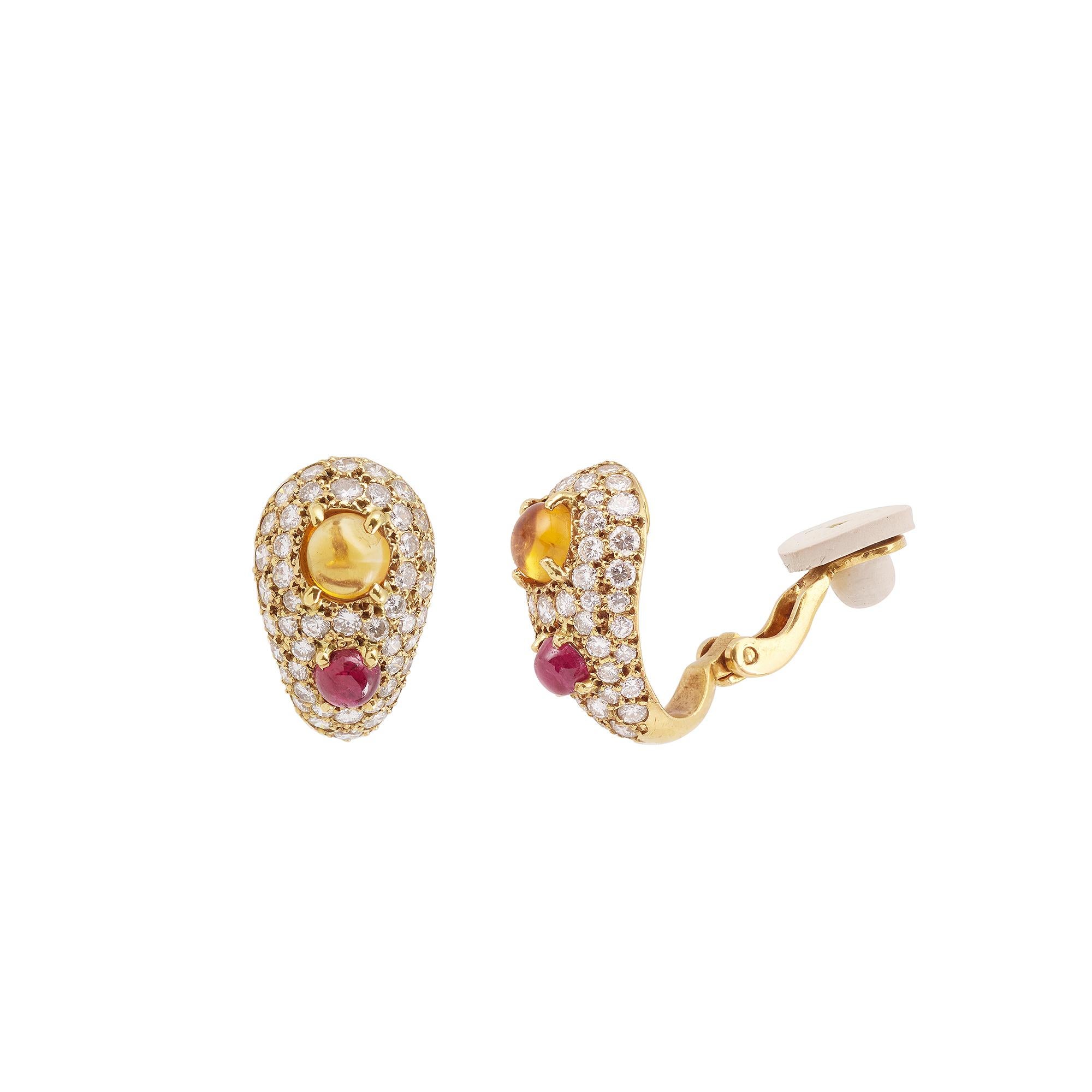 Pair of yellow gold clip earrings set with diamonds and two citrine cabochons and two ruby cabochons.

Total weight of citrines : 0.96 cts

Total weight of rubies : 0.60 cts

Total weight of diamonds : 1.10 carats

Dimensions of the earrings : 1.10