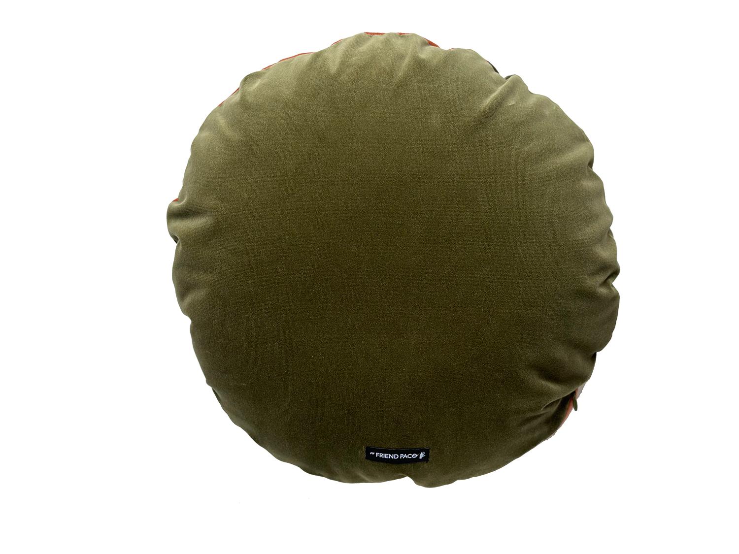 Un talismano per la casa della bellezza, delle buone energie e del comfort. 
Questo cuscino decorativo è prodotto eticamente da una piccola azienda a conduzione familiare, realizzato a mano da abili artigiani portoghesi con velluto di cotone di
