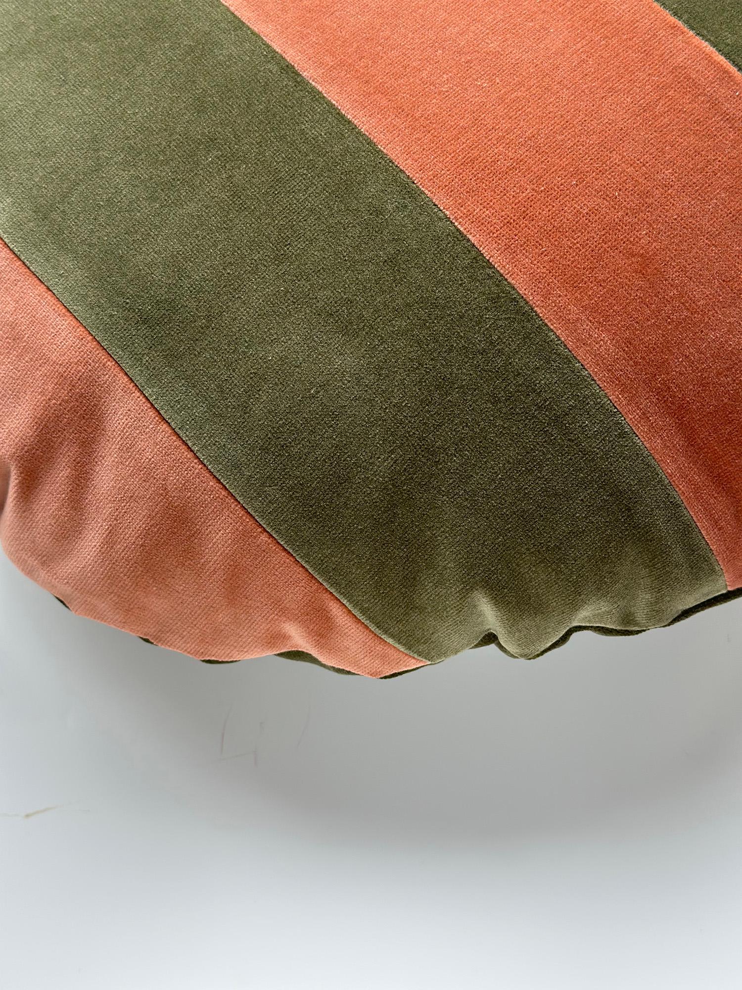 Portoghese Cuscino rotondo fatto a mano CITRINO Rose & Brick Velvet Deluxe in vendita