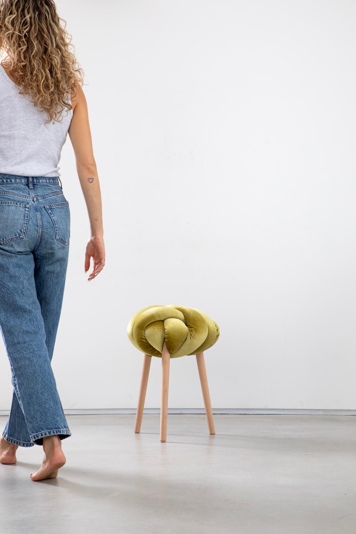 Israélien Tabouret à nœuds en velours Citron 16X16 pouces fait à la main par Knots Studio en vente
