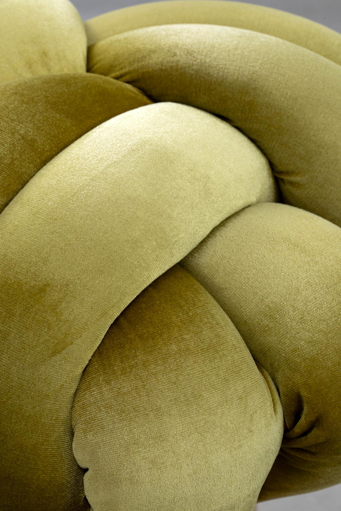 Noué à la main Tabouret à nœuds en velours Citron 16X16 pouces fait à la main par Knots Studio en vente
