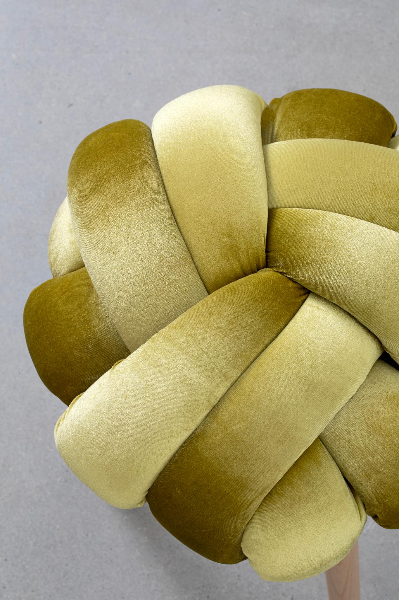 Tabouret à nœuds en velours Citron 16X16 pouces fait à la main par Knots Studio Neuf - En vente à Tel Aviv, IL