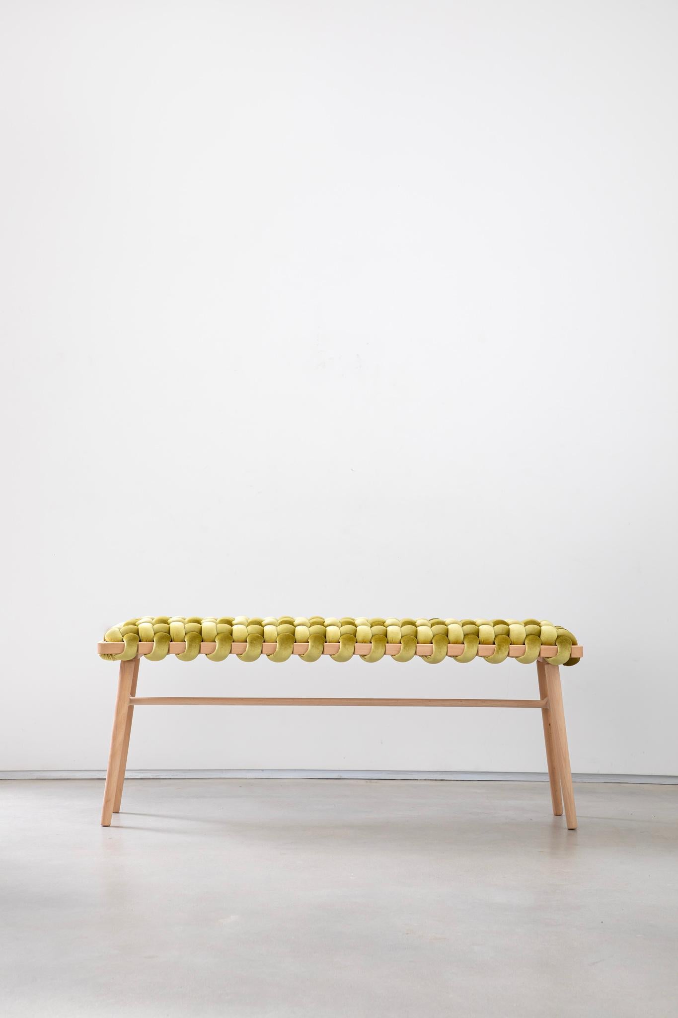 Né de l'appréciation de l'élégance, le banc tissé est une pièce faite à la main qui apporte un air sculptural et ludique à toute entrée ou espace de vie. Chaque banc est fabriqué avec soin à l'aide d'une technique de tissage qui mêle un tissu de