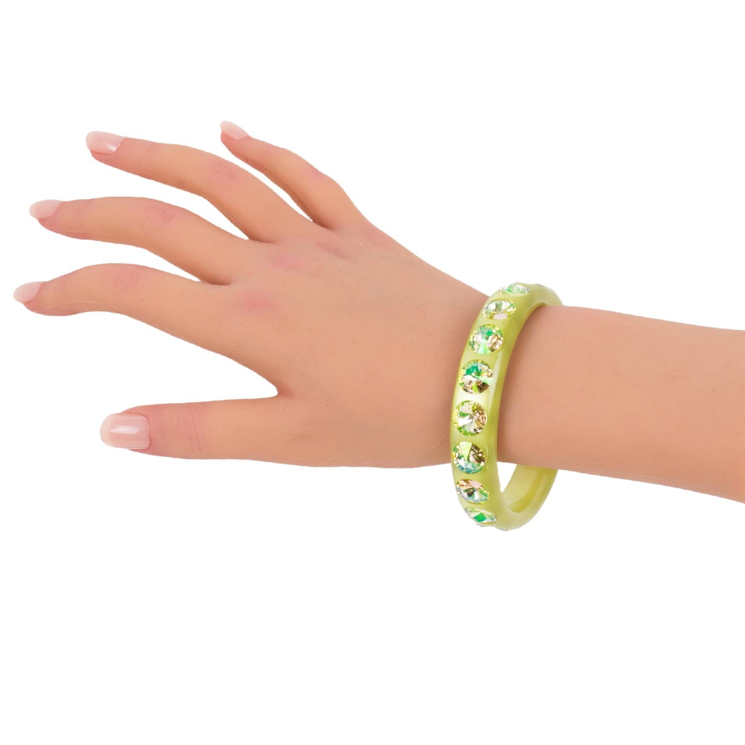 Citrus Lucite-Armreif mit Kristall-Strasssteinen im Angebot 3