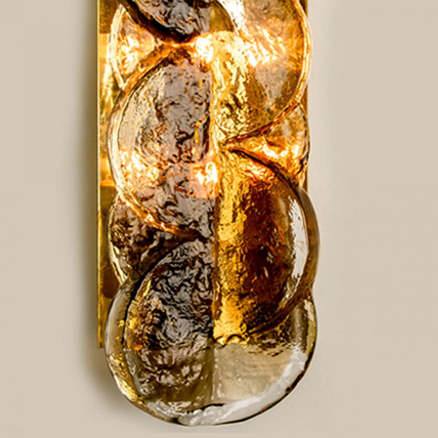 Zitrus Wirbel Rauchglas-Wandleuchten von J.T. Kalmar, 1968 (Messing) im Angebot