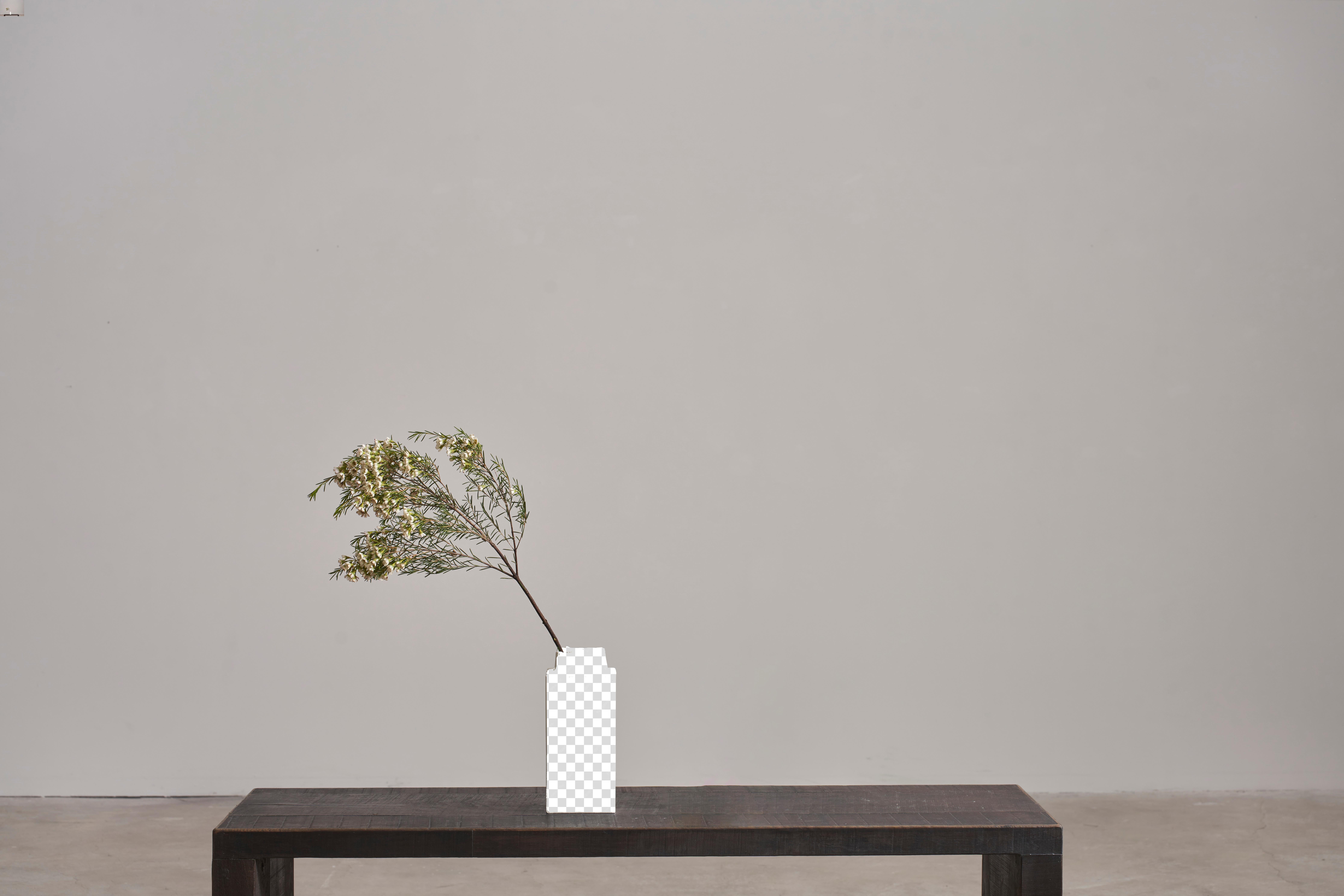 Vaso Cittadella di Jenna Basso Pietrobon
Dimensioni: L. 10 x P. 10 x H. 24 cm
Materiali: Ceramica.


Jenna Basso Pietrobon, nata nel 1986, è un'artista il cui lavoro analizza i problemi della società attraverso la lente delle sue esperienze