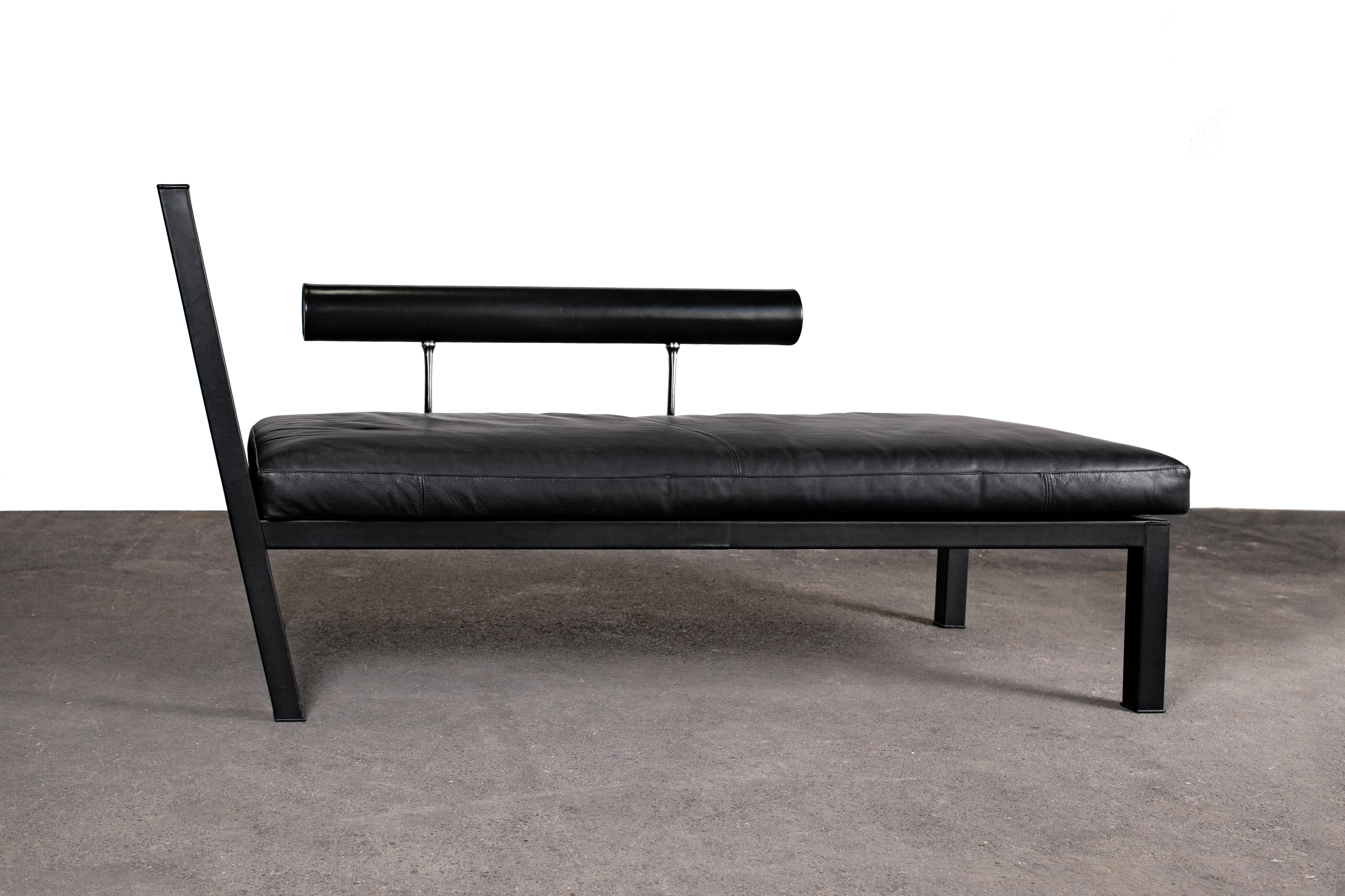Strikingly chic and elegant chaise lounge by Antonio Citterio for B&B Italia. One of the most desirable and rare pieces of the Sity range from 1986.

This piece is fabricated in steel frame covered in black leather. Tubular black leather armrest