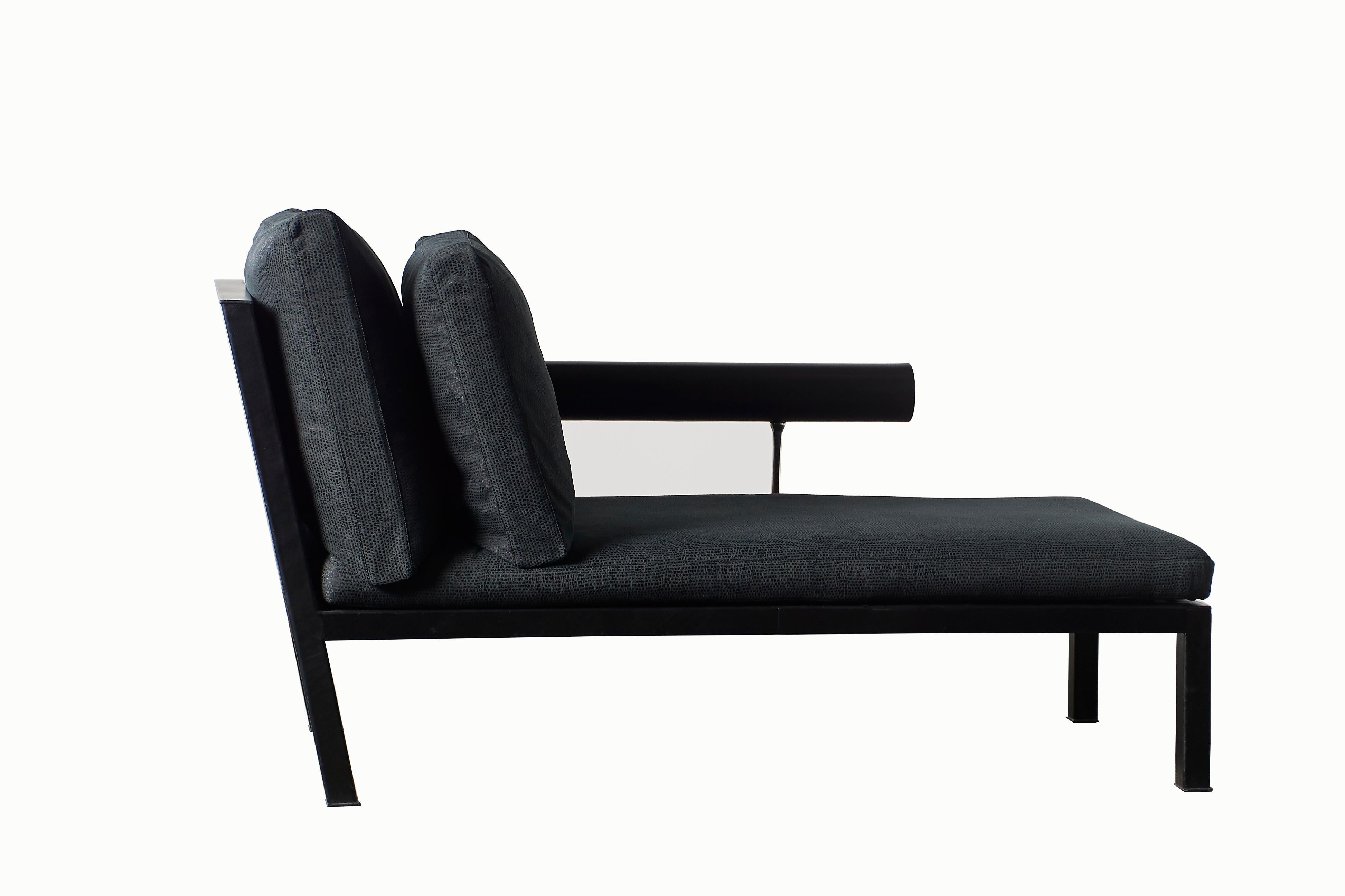 Strikingly chic and elegant chaise lounge by Antonio Citterio for B&B Italia. One of the most desirable and rare pieces of the Sity range from 1986.

This piece is fabricated in steel frame covered in black leather. Tubular black leather armrest