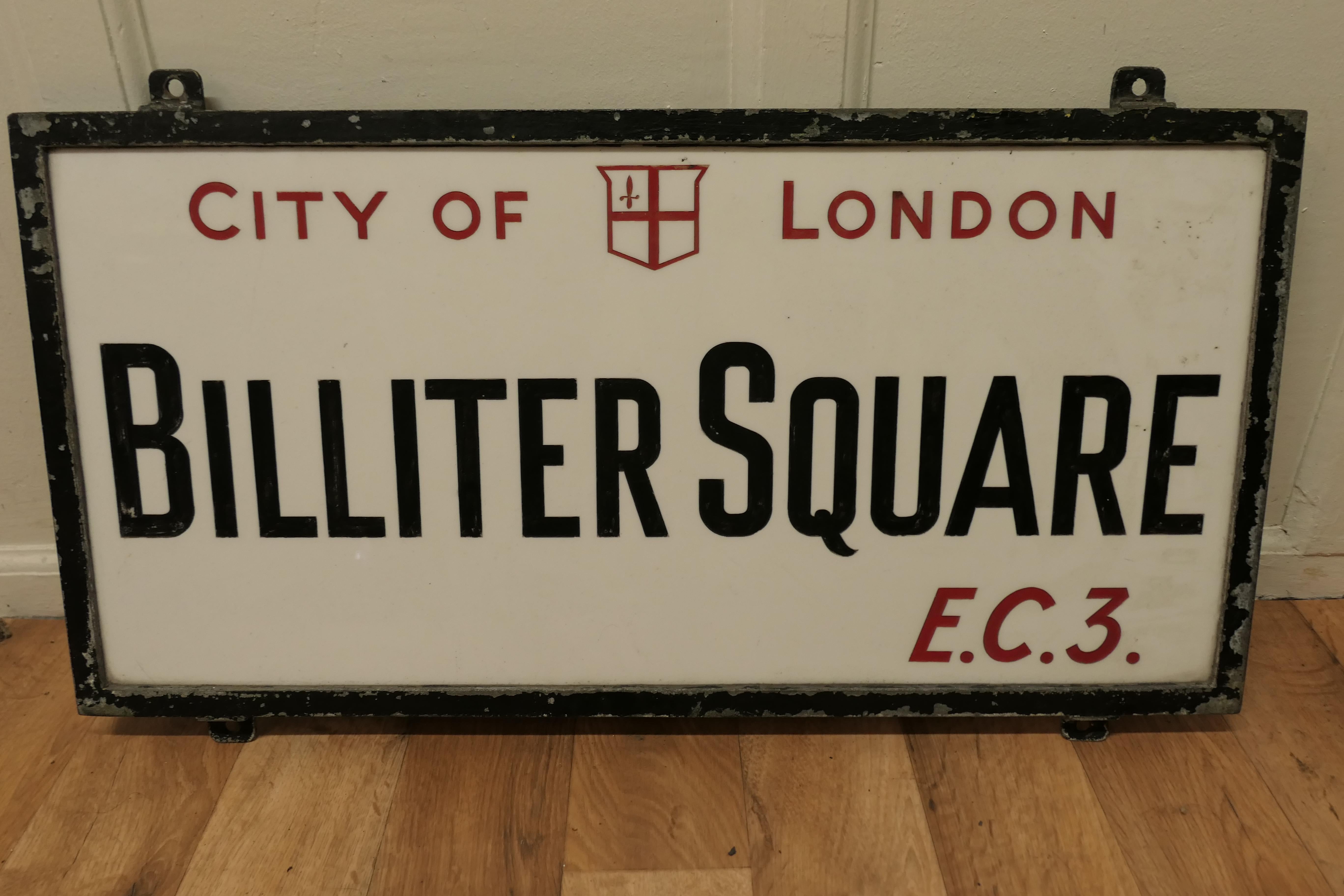 Edwardianisches Straßenschild aus Glas in der Londoner Innenstadt, Bilter Square E.C.3

Dies ist ein City of London Street Sign, ist es in seiner Guss-Eisen-Rahmen gesetzt, ist es in geätzten Vitrolite Glas gemacht, die City of London und E.C.3