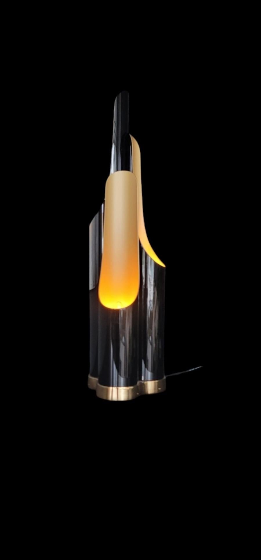 Mid-Century Modern Lampe City Scape  Noir émaillé avec intérieur or en vente