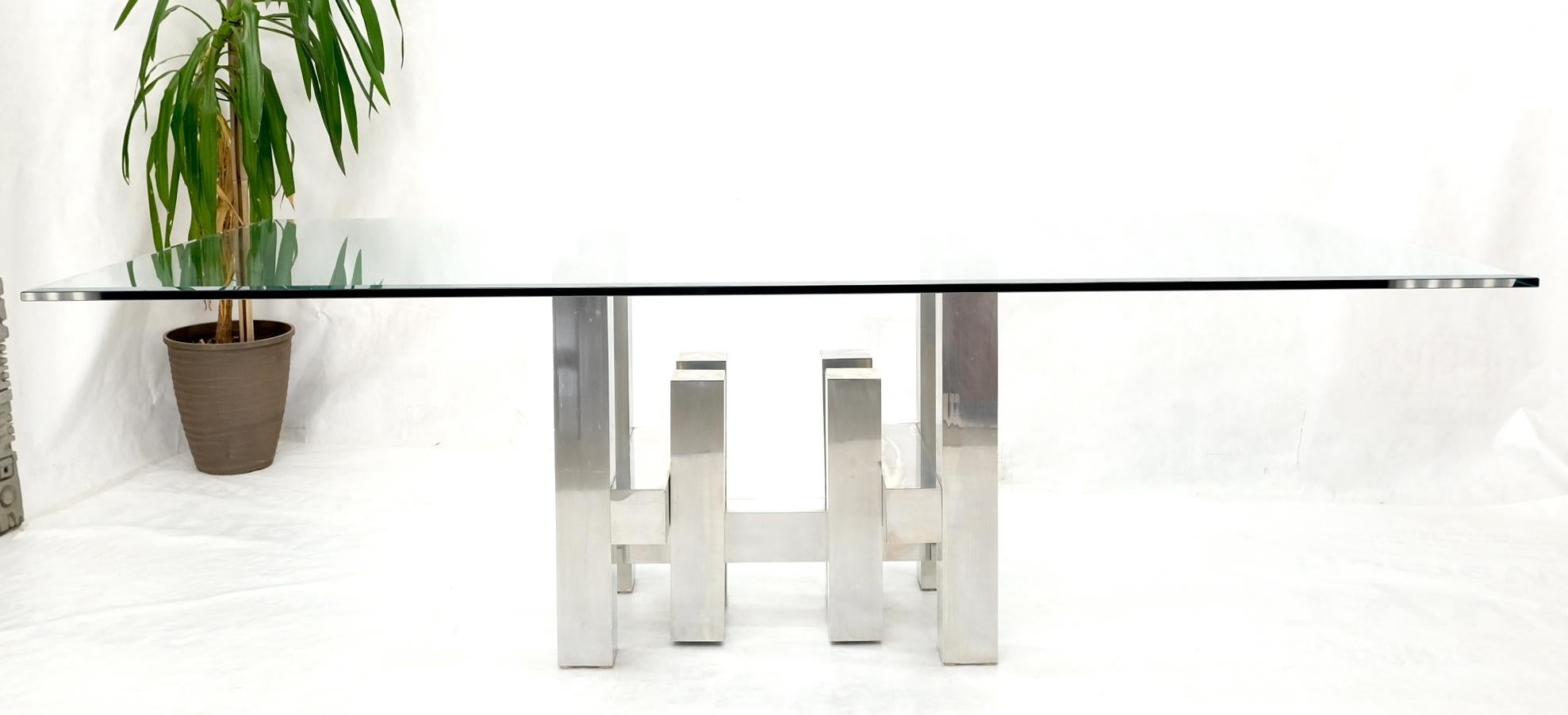 Aluminium Grand plateau rectangulaire pour conférence de salle à manger en verre Cityscape avec base en aluminium Paul Mayen en vente
