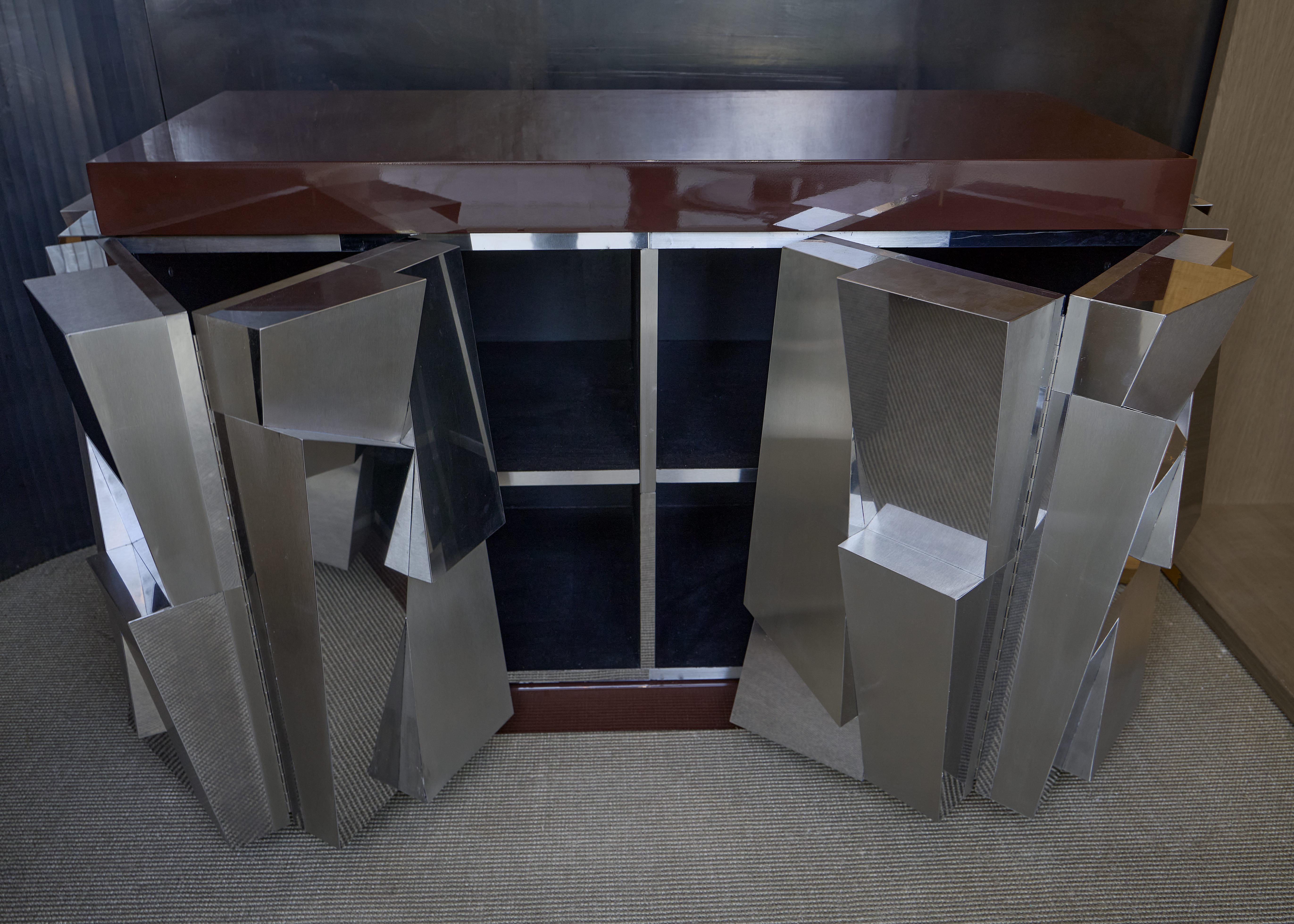 Paul Evans — Commode buffet 
Acier chromé et brossé, fibre de verre laquée  
H. 81 x L. 140 x P. 60 cm
 
Chrome and brushed steel, fiberglass lacquered top 
H. 31.8 x W. 55 x 23.6 in.

Very good condition 
