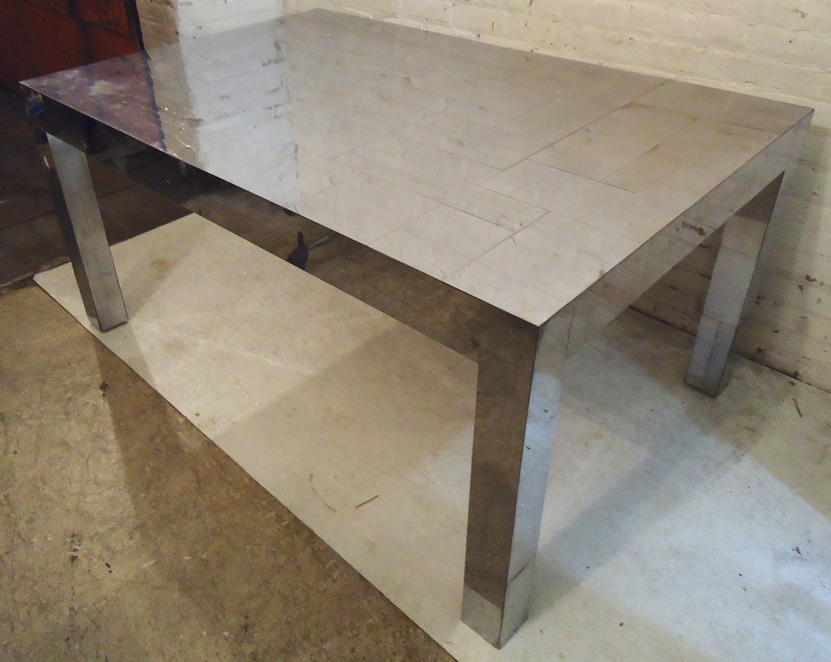 Tavolo patchwork cromato lucido di Paul Evans per la sua linea Cityscape. Viene fornito con una foglia da 15 pollici.

(Si prega di confermare la posizione dell'articolo - NY o NJ - con il rivenditore).
 