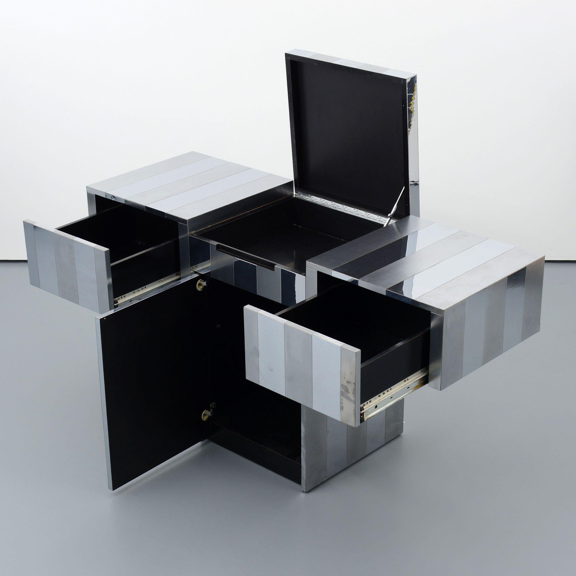 Artista/Designer; Produttore: Paul Evans (americano, 1931-1987), modo di; Paul Evans Studio for Directional (USA), modo di
Marcatura(e); note: nessuna marcatura(e) evidente(i)
Materiali: metallo cromato su legno ebanizzato
Dimensioni (H, L, P): 32.5