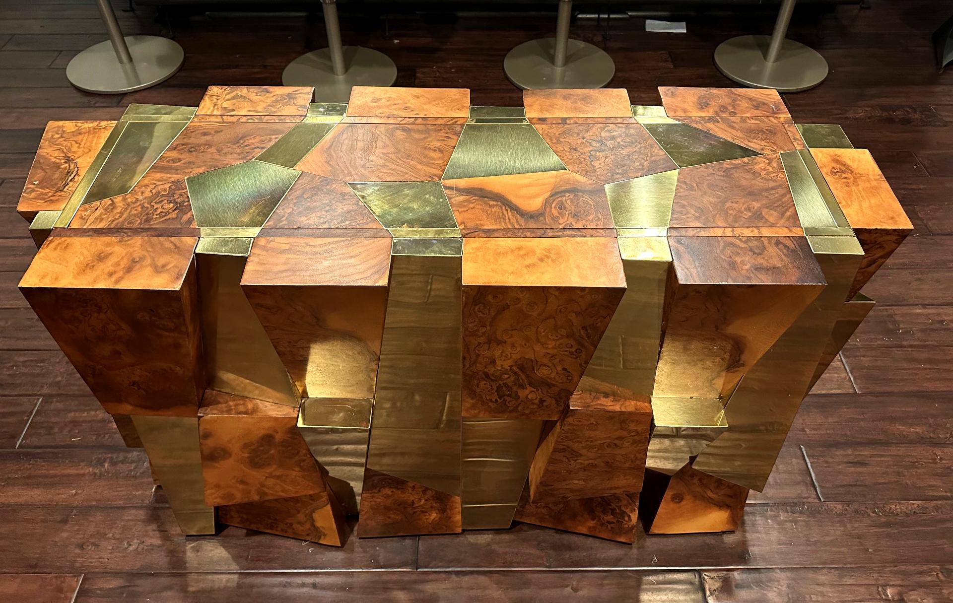 L'un des designs les plus frappants de la série Cityscape de Paul Evans, cette base de table aux multiples facettes de la série PE 300 présente une combinaison de panneaux en laiton et en ronce de noyer ainsi qu'une configuration de motifs