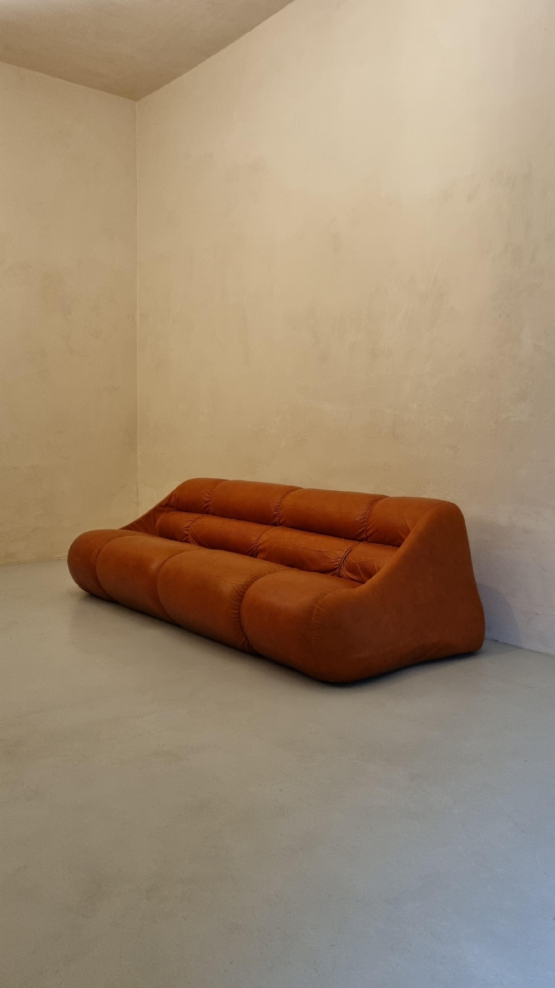 Ciuingam 3 seater sofa designed by the designer trio De Pas D' Urbino & Lomazzi for BBB Bonacina in 1967.
Foam rubber padding, original leather, plastic.
Good condition, the skin is slightly worn in the sitting.
Jonathan De Pas (Milan 1932 -