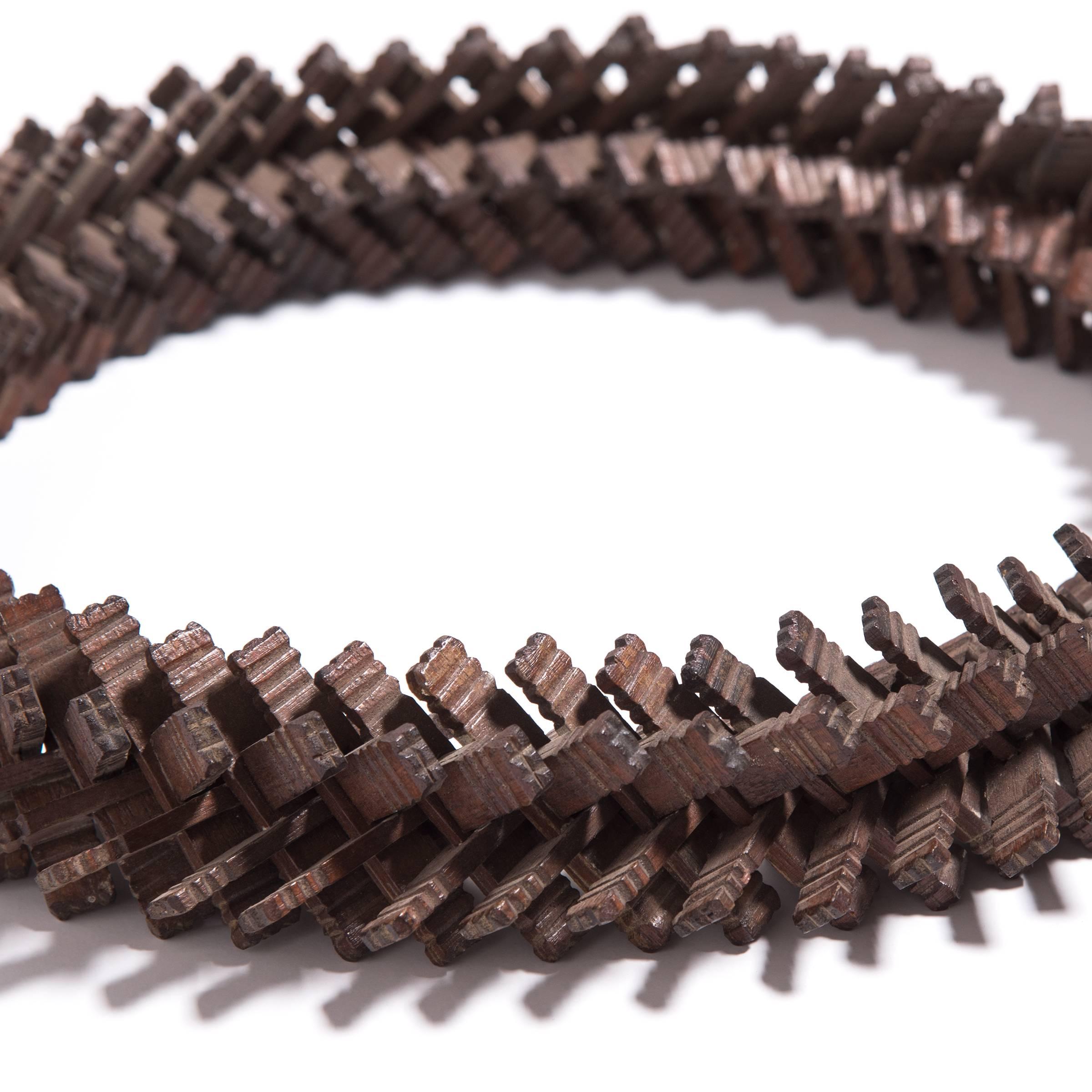 Conosciuta come tramp art, questa forma di arte outsider autodidatta si trovava in tutti gli Stati Uniti durante il XIX secolo. Caratterizzato da un design dentellato, questo pezzo dinamico è stato ricavato da scarti di legno provenienti da scatole
