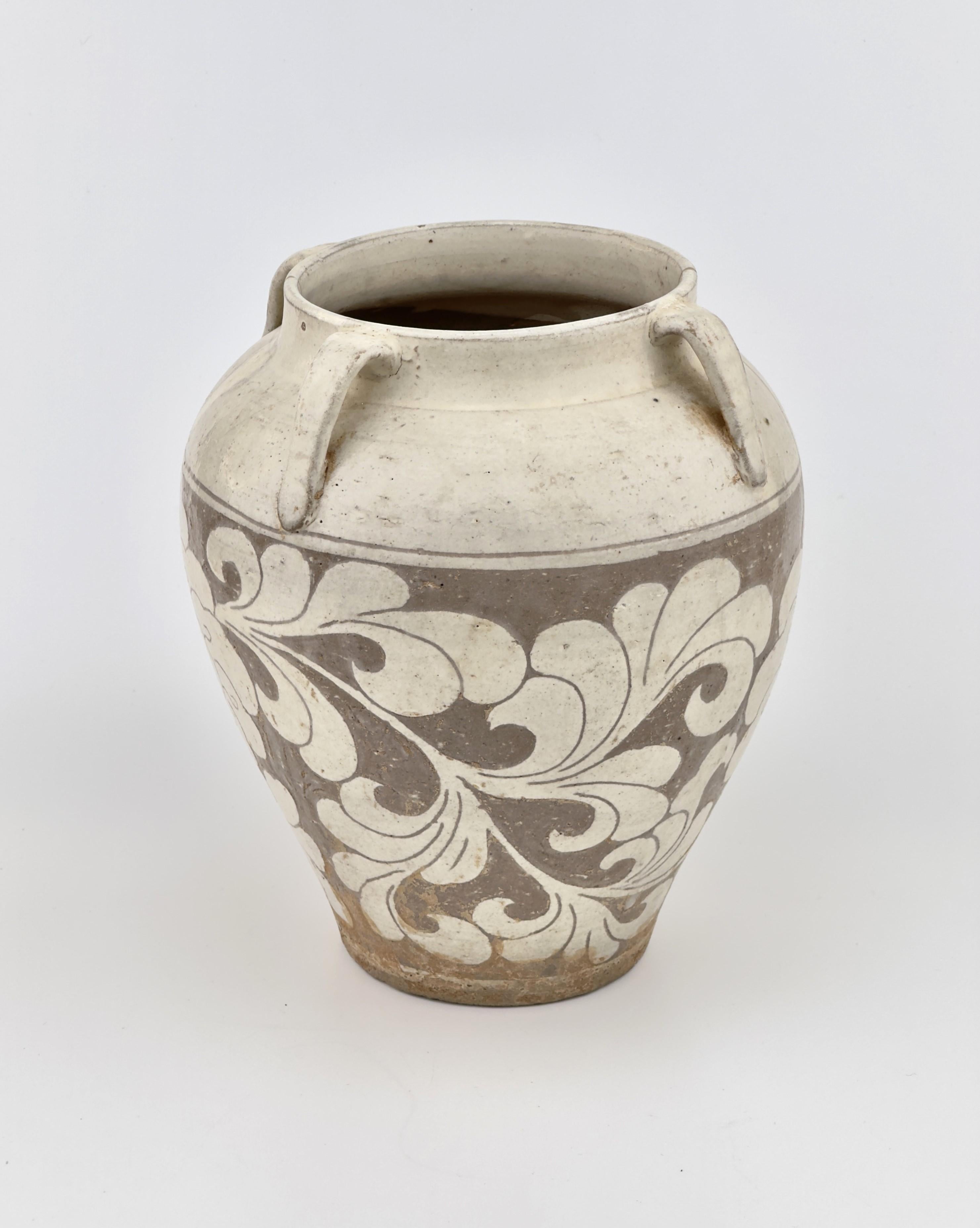 Cizhou Lotus geschnitztes JAR, Song-Yuan Dynastie (18. Jahrhundert und früher) im Angebot