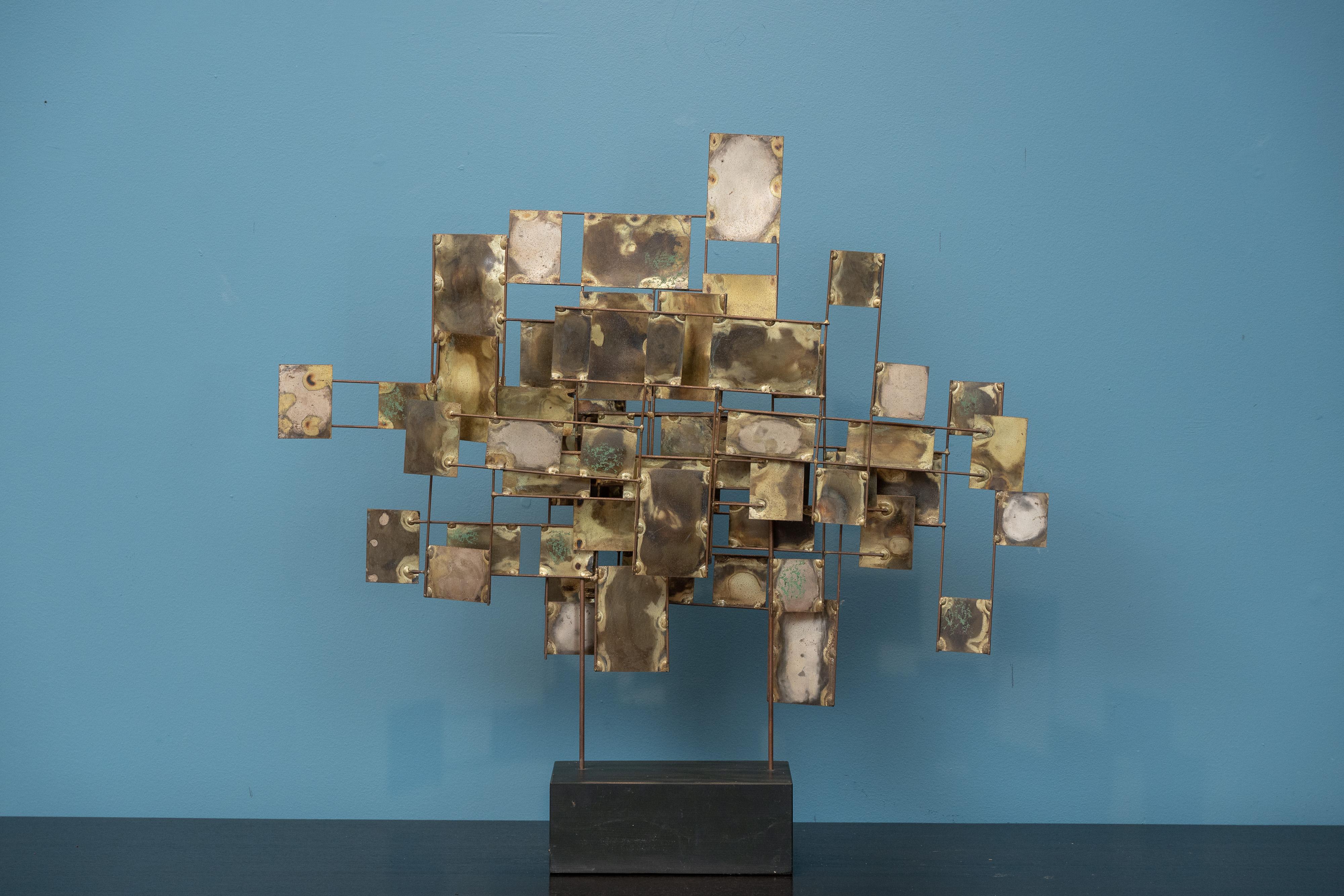 C. Scultura brutalista da tavolo di design Jere, firmata e datata 1966. Esemplare precoce in ottone patinato e metallo montato su una base dipinta di nero. Firmato C.Jere 1966 su una piccola etichetta di ottone alla base.