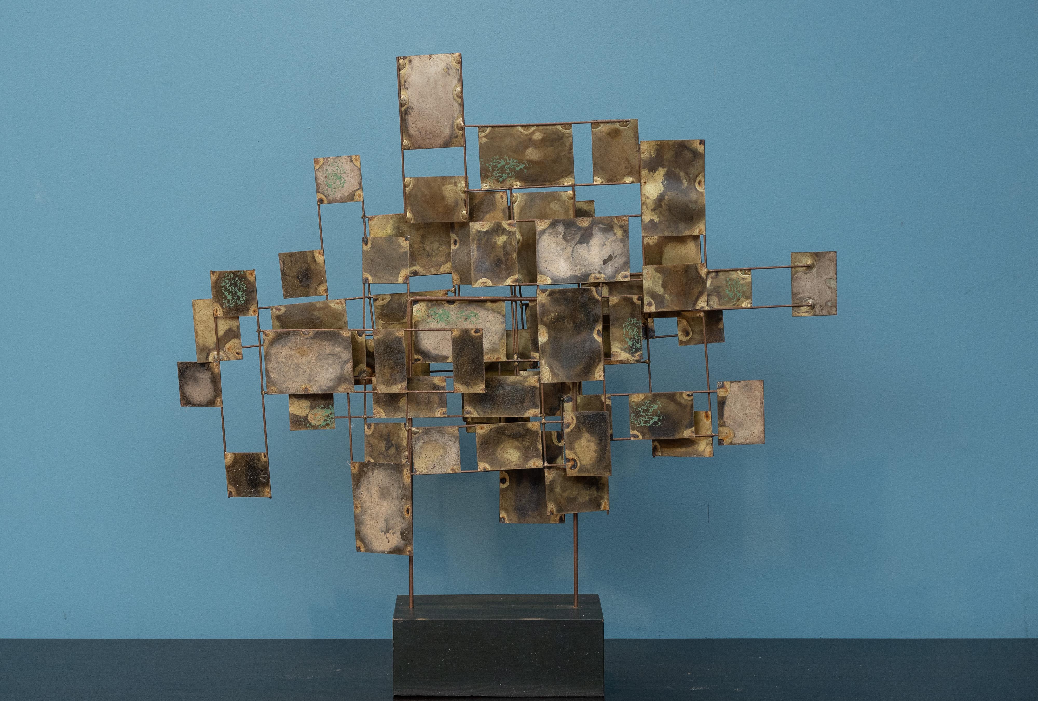 Ottone Scultura da tavolo brutalista di C.Jere, firmata e datata 1966 in vendita