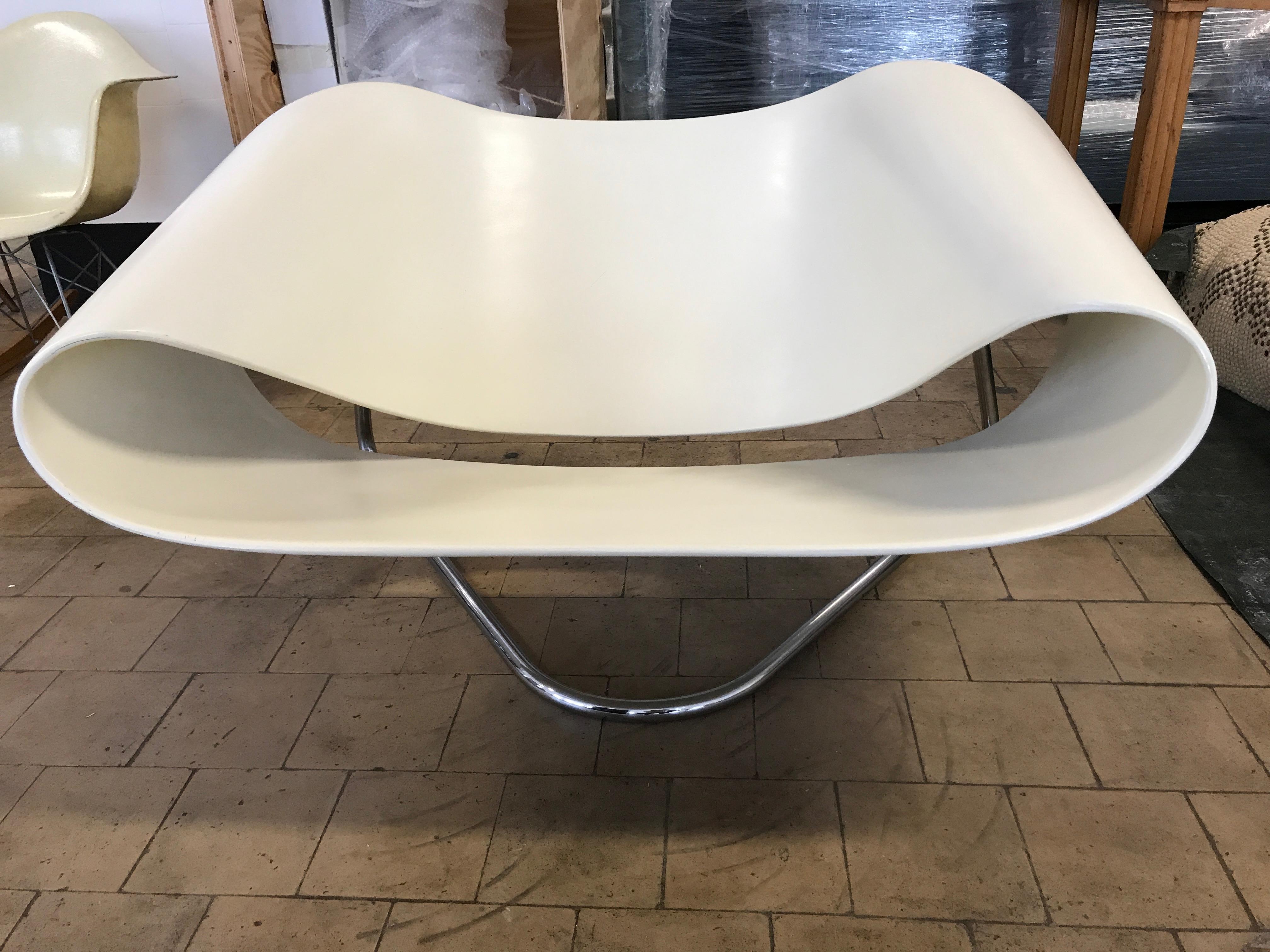 Model CL9 ribbon chair by Cesare Leonardi and Franca Stagi for Bernini / Italy, circa 1961 / Moulded fibreglass seating section on chrome tubular base. Seating base in colour white, matte surface. The continuous band of moulded fibreglass forming