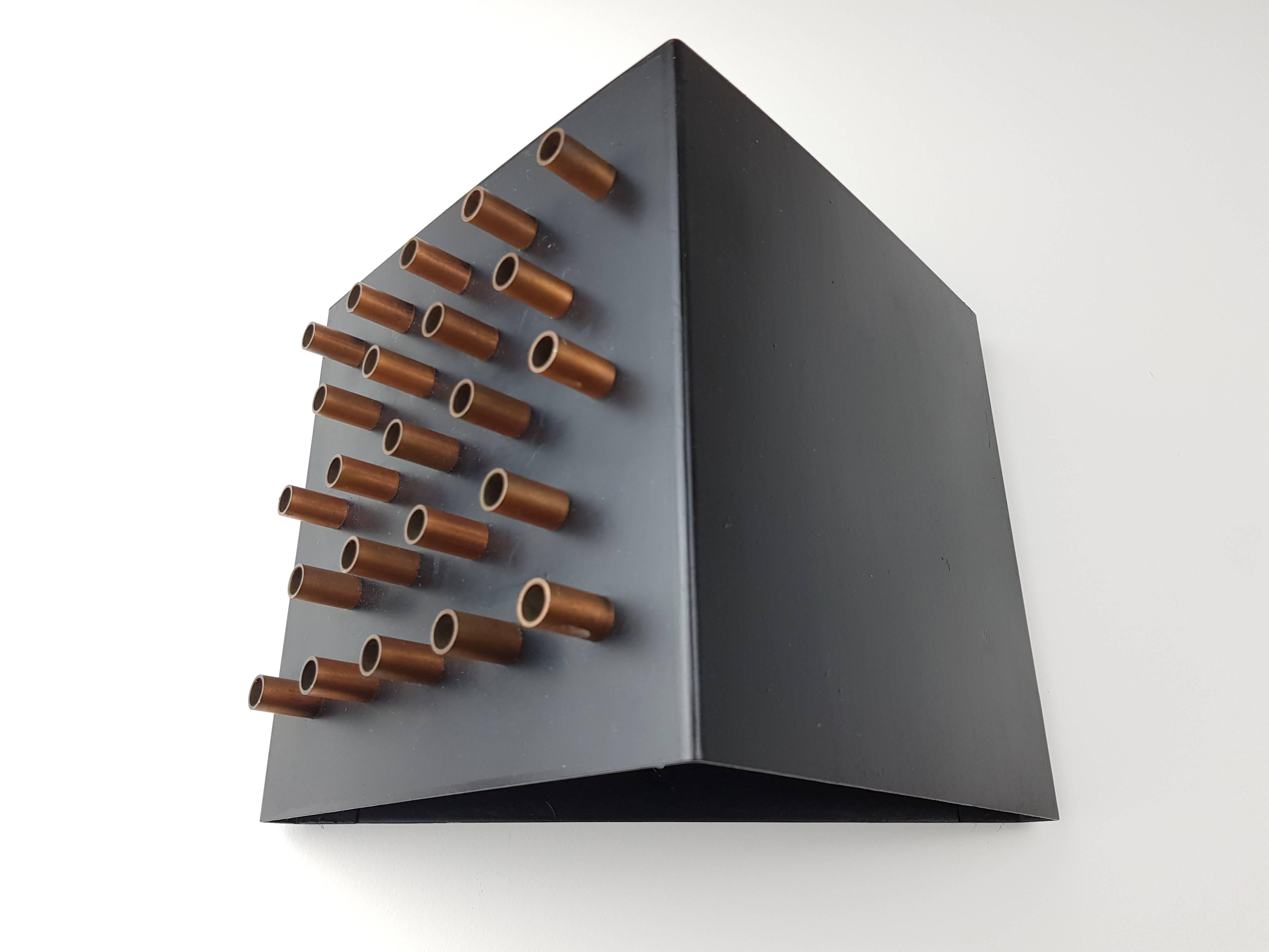 A claar obscur wall sconce by RAAK, Netherlands, 1969

A claar obscur wall sconce by RAAK, a great piece of minimalist design, 1969. Copper pipe and black triangular frame.

Condition: Fully working, rewired, safety tested & passed - E27 / E26