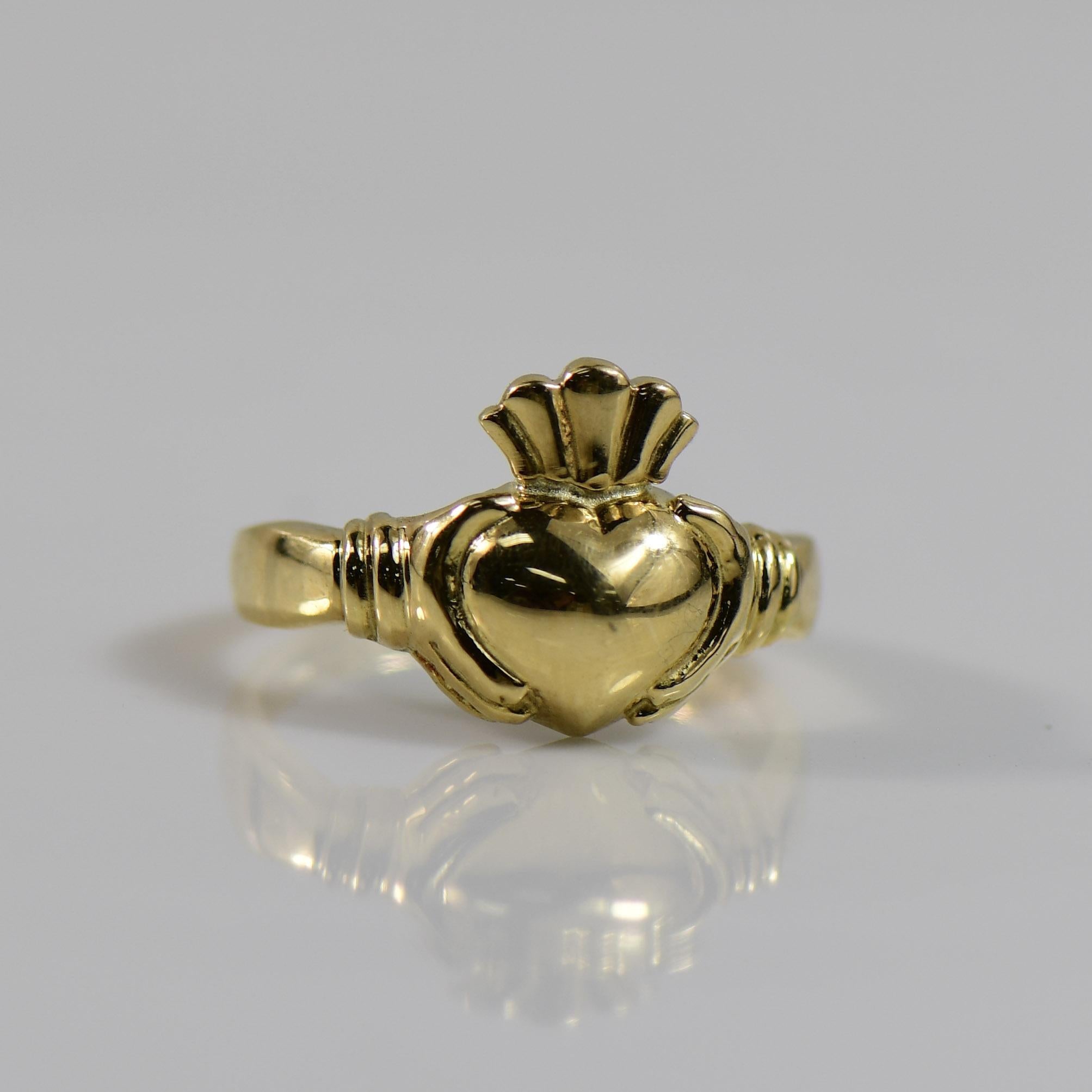 Crafted in radiant 18K yellow gold, this Claddagh ring is a symbol of enduring love and friendship. The heart, crowned and clasped between two hands, represents love, loyalty, and friendship, making it a meaningful and timeless piece of jewelry. The