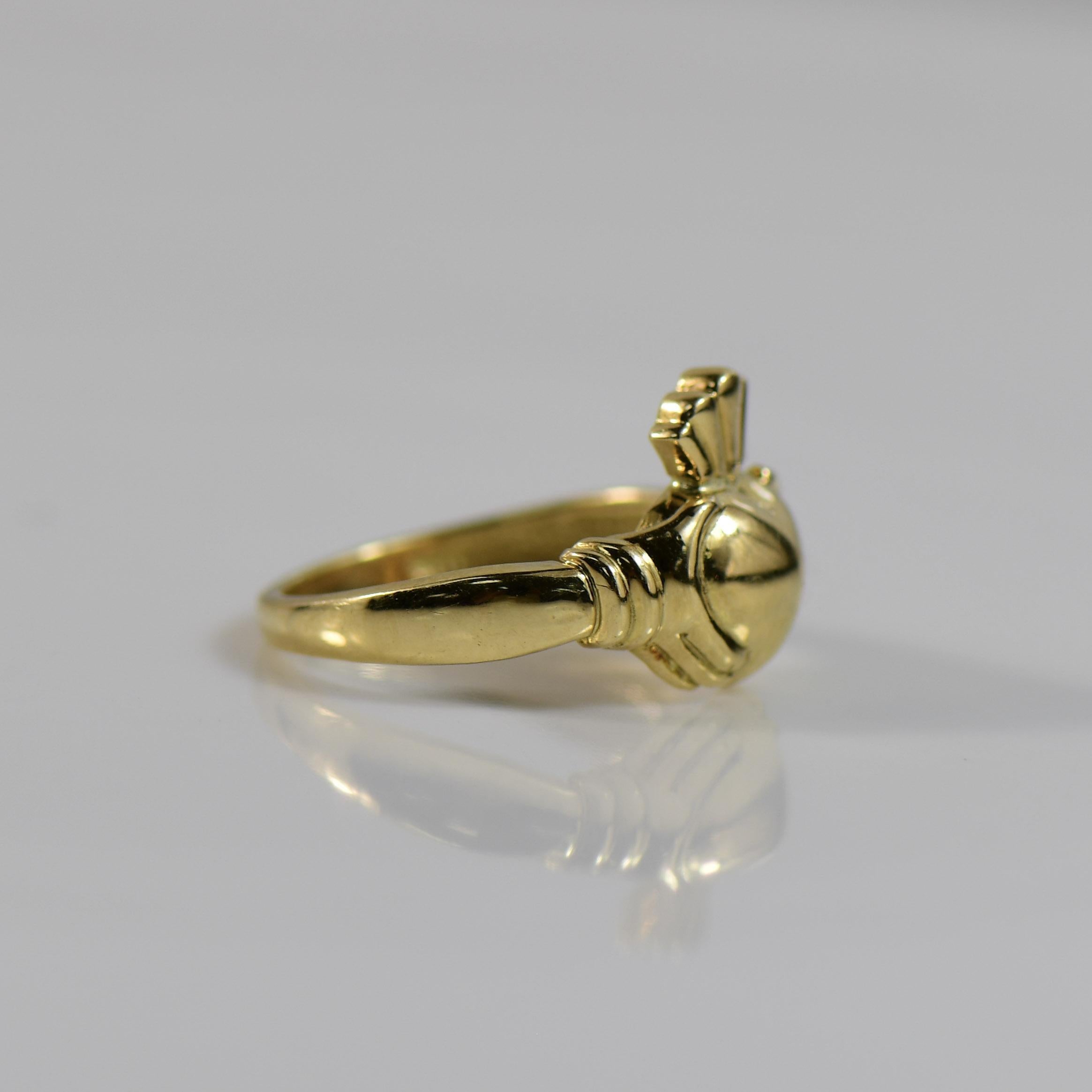 Women's Claddagh 18K Yellow Gold Ring For Sale