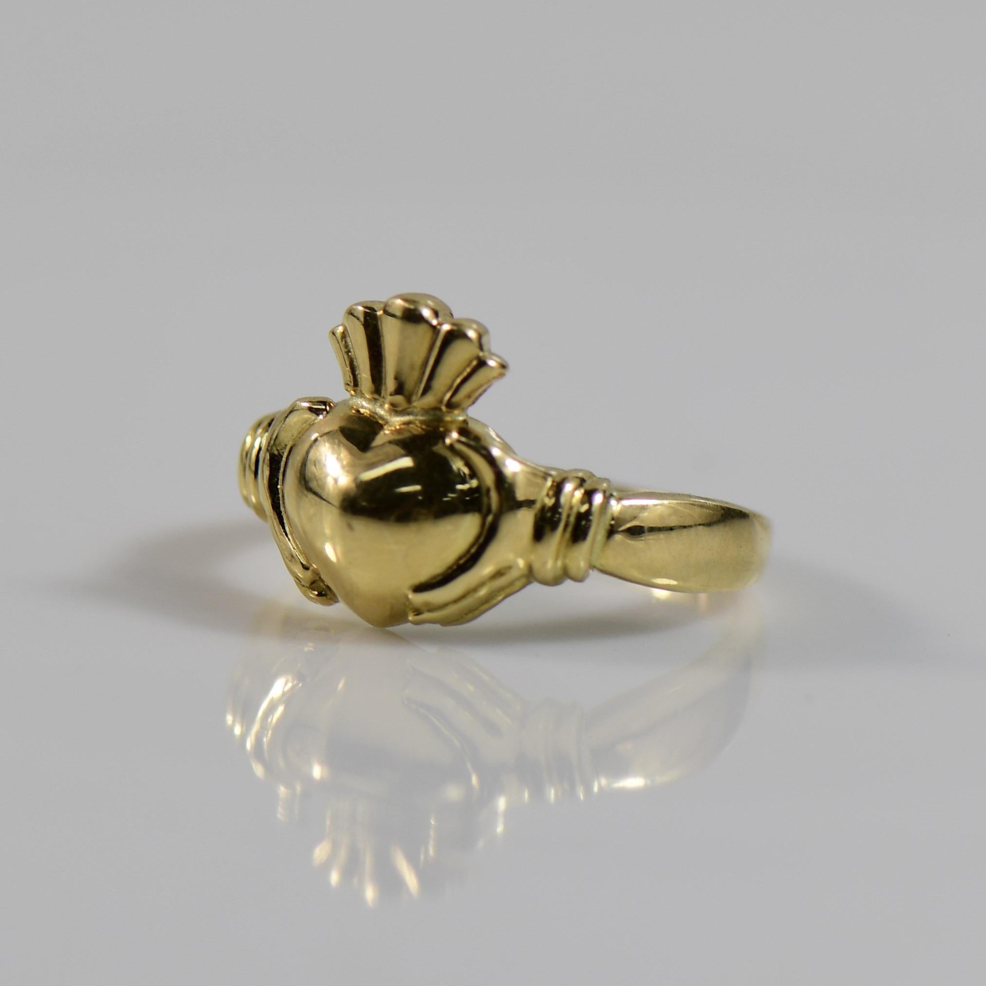 Claddagh 18K Yellow Gold Ring For Sale 4