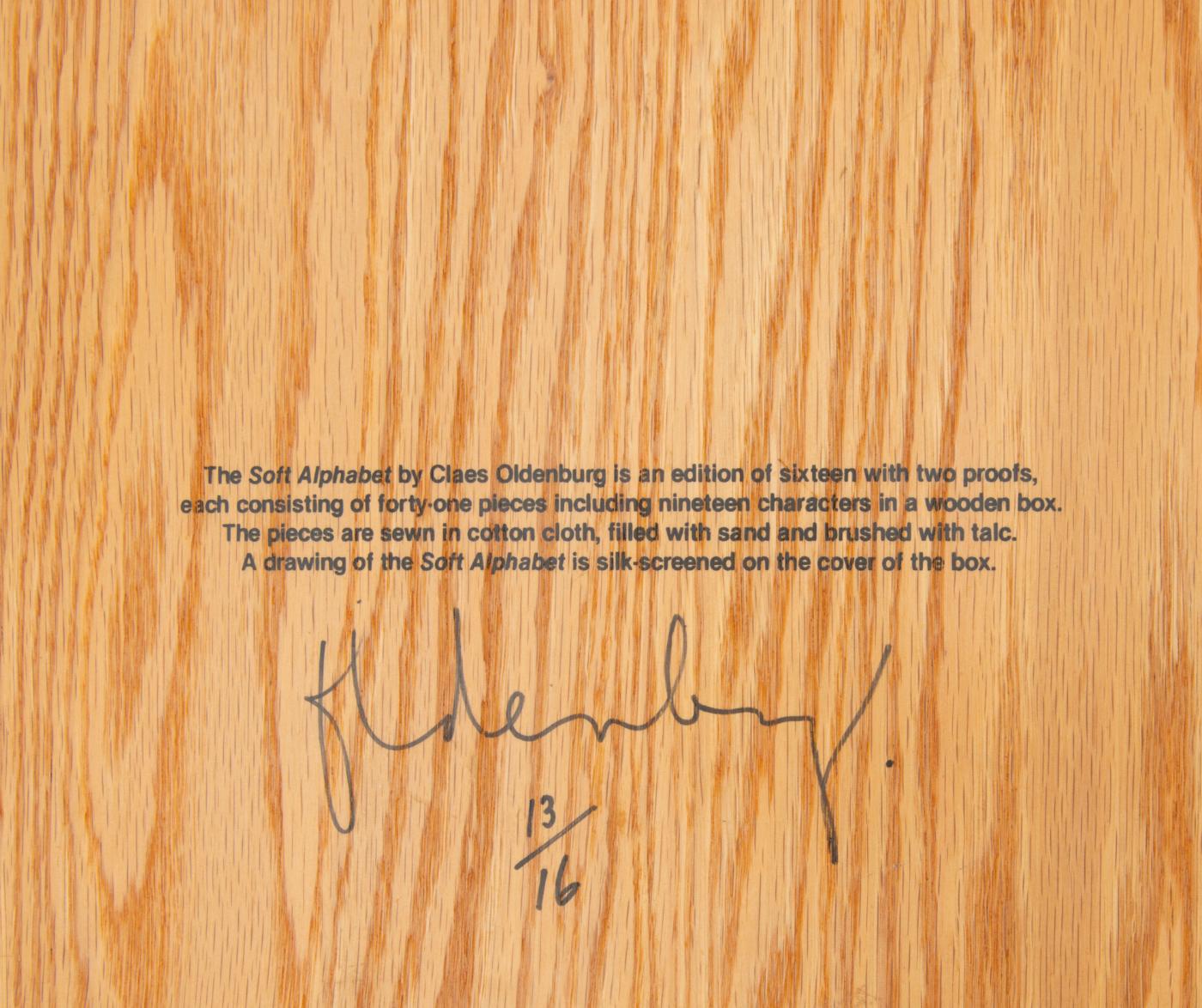 Serie completa di 41 sacchetti di cotone cuciti e riempiti di sabbia, contenuti in una scatola di legno con coperchio serigrafato, 1978, firmati e numerati dall'edizione di 16 (ci sono anche 2 prove d'artista), pubblicati da Multiples Inc., New