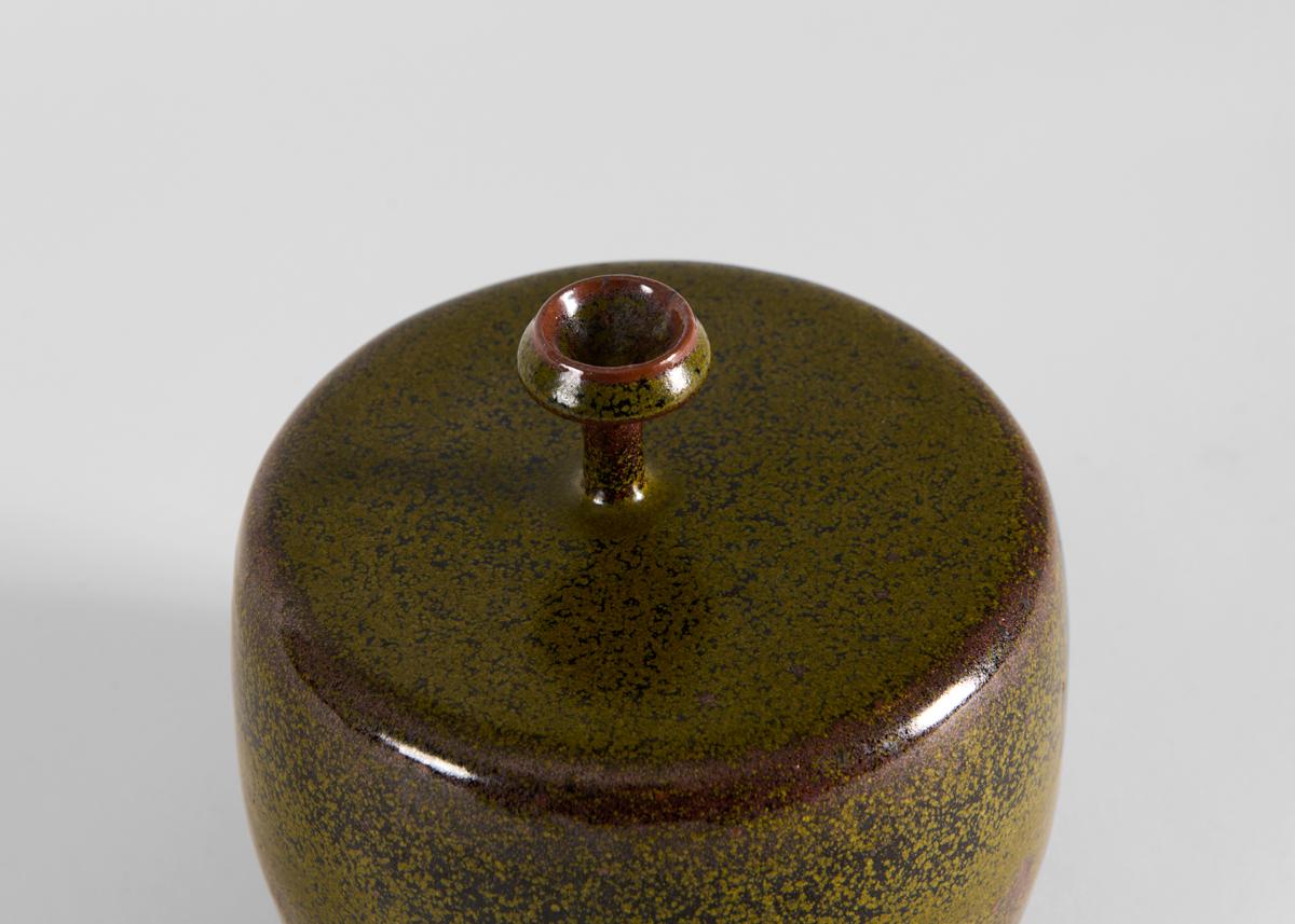 Ce vase unique du céramiste suédois Claes Thell possède le type de beauté brute pour lequel il est connu dans le monde entier parmi les amateurs de céramique scandinave. 

Thell a développé un enthousiasme pour le médium dès son plus jeune âge et a