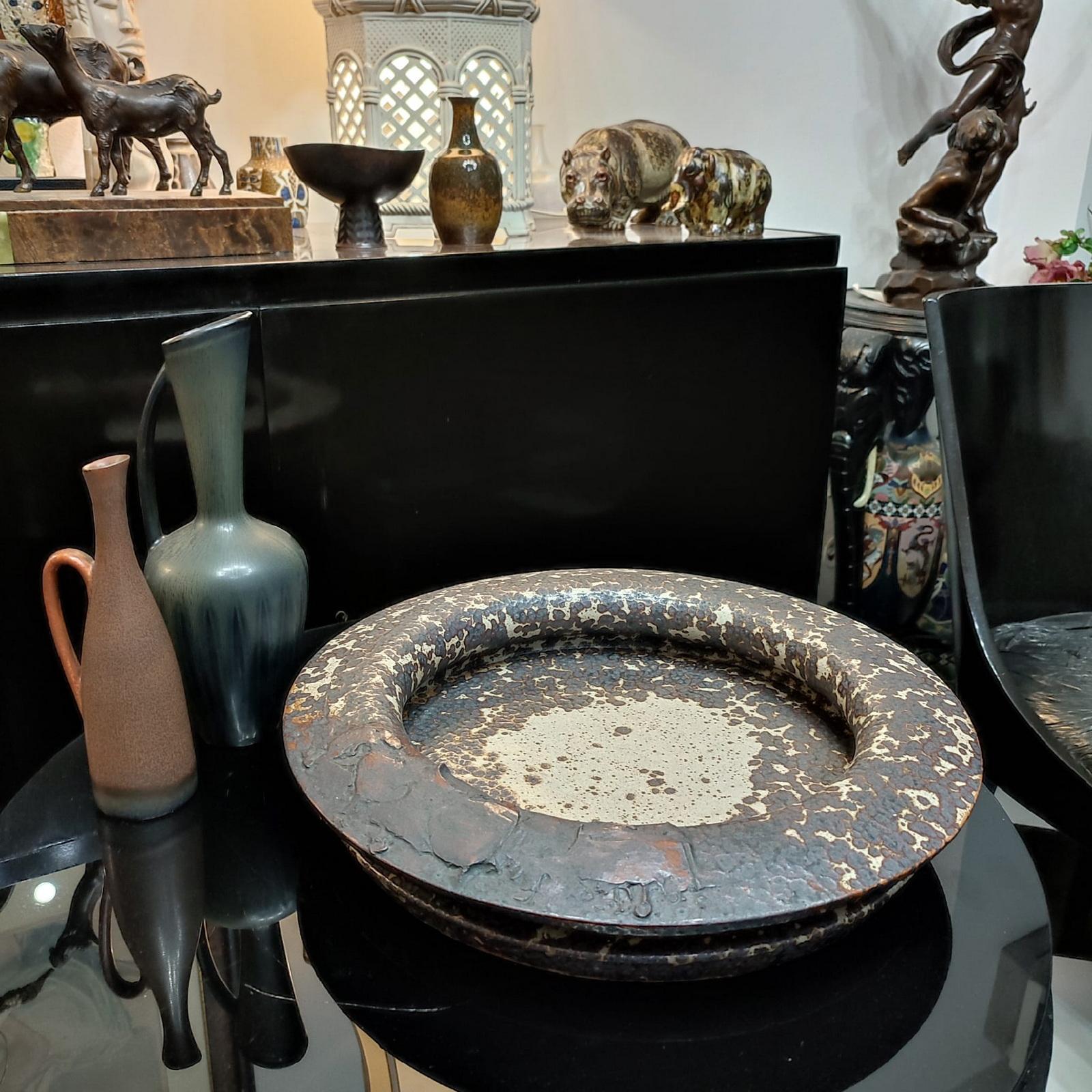 Claes Thell Ciotola o piatto unico di grandi dimensioni in gres con smalto maculato, Studio A, Höganäs, Svezia 1971.

Si tratta di una grande ciotola in gres unica nel suo genere, con smalto cristallino al carbonio.
Altezza 7 cm, Diametro 40